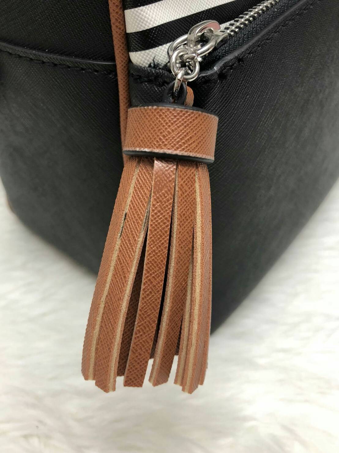 GUESS Women’s Backpack New arrival จากแบรนด์ GUESS รุ่นหายากค่ะ - กระเป๋าเป้สะพายหลัง วัสดุหนังลาย saffiano - ด้าานหน้ามี logo brand, มีช่องซิปมาพร้อมพู่สะดวกใช้ - เปิดปิดกระเป๋าแบบซิปคู่ หู้หิ้วหนัง - ภายในกระเป๋าโล่งกว้าง จะได้เยอะค่ะ มีช่องซิปเล็กอีก 1