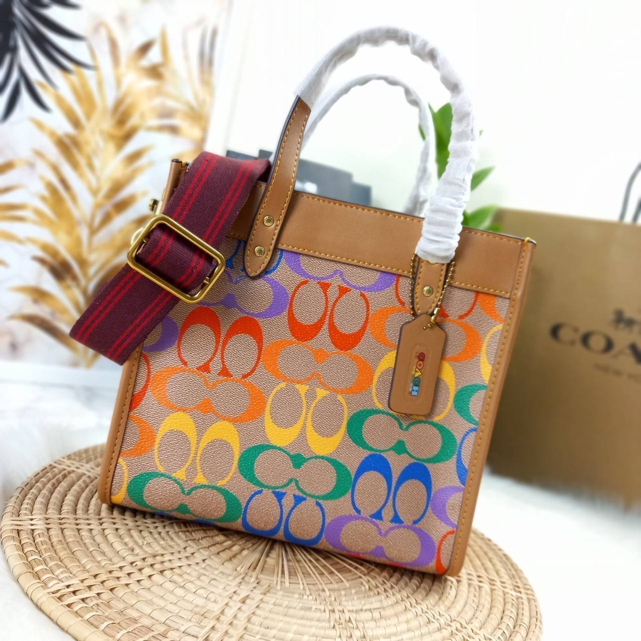 OUTLET 】COACH FIELD TOTE 22 IN RAINBOW SIGNATURE CANVAS(COACH C5142) ความสดใส พร้อมแจ้งเกิด สวยทุกฤดูกาลมากจริงๆ🌺 คอลเลคชั่น ที่ไม่ต้องพูดเยอะ//กระเป๋าทรงTOTE // ว้สดุหนังแคนวาส เก็บดีเทลด้วยหนังแท้ สวยเนียบ ด้วยลาย C signature สีรุ้ง🌈 มีส