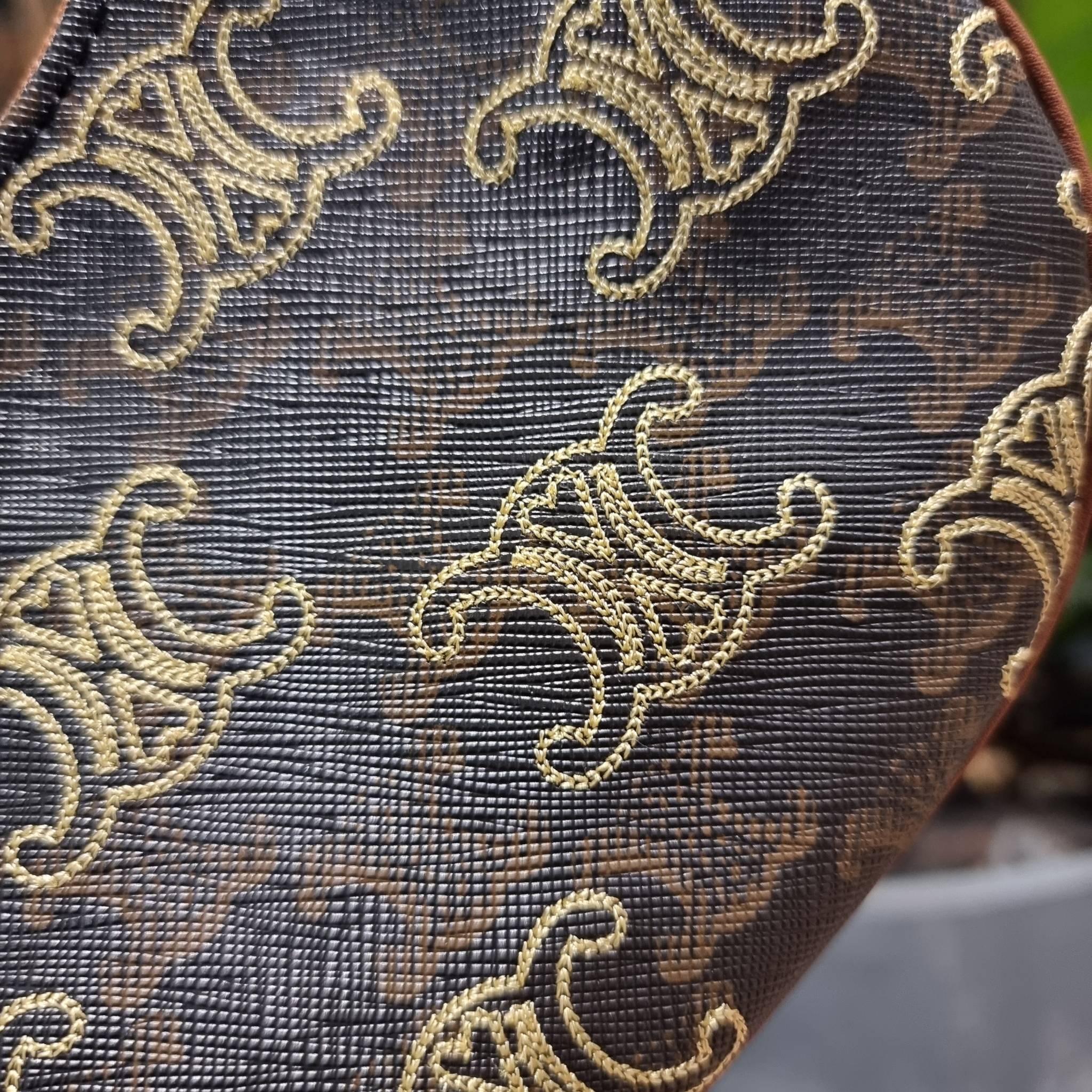 VIP 🥂 CELINE AVA IN TRIOMPHE CANVAS WITH TRIOMPHE HEART EMBROIDERY สวยเกินต้านรุ่นสุดปัง ที่ดีไซน์ออกมาใหม่ พร้อมให้ได้สวยก่อนใครไปเลย กับกระเป๋าสะพายไหล่ รูปทรงไม่เหมือนใครไม่เกร่อ ใช้แล้วดูแพง!! และที่น่ารักแบบตะโกนก็ตรงที่ โลโก้ลายปัก ดีเทลเดิน