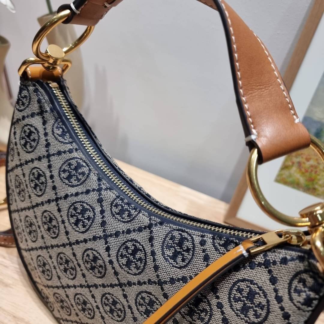 Tory Burch T Monogram Mini Crescent Bag / TORY BURCH T MONOGRAM MINI JACQUARD CRESCENT BAG ร้อนแรงกว่านี้ไม่มีแล้ว กับไอเท็มที่เซเลปรีวิวเยอะมาก!! สาวๆตามหากันไปอีก กระเป๋าทรง half moon ที่ดีไซน์บนผ้า jacquard ลวดลายซิกเนเจอร์ เรียบหรู ผู้ดีมากแม่!