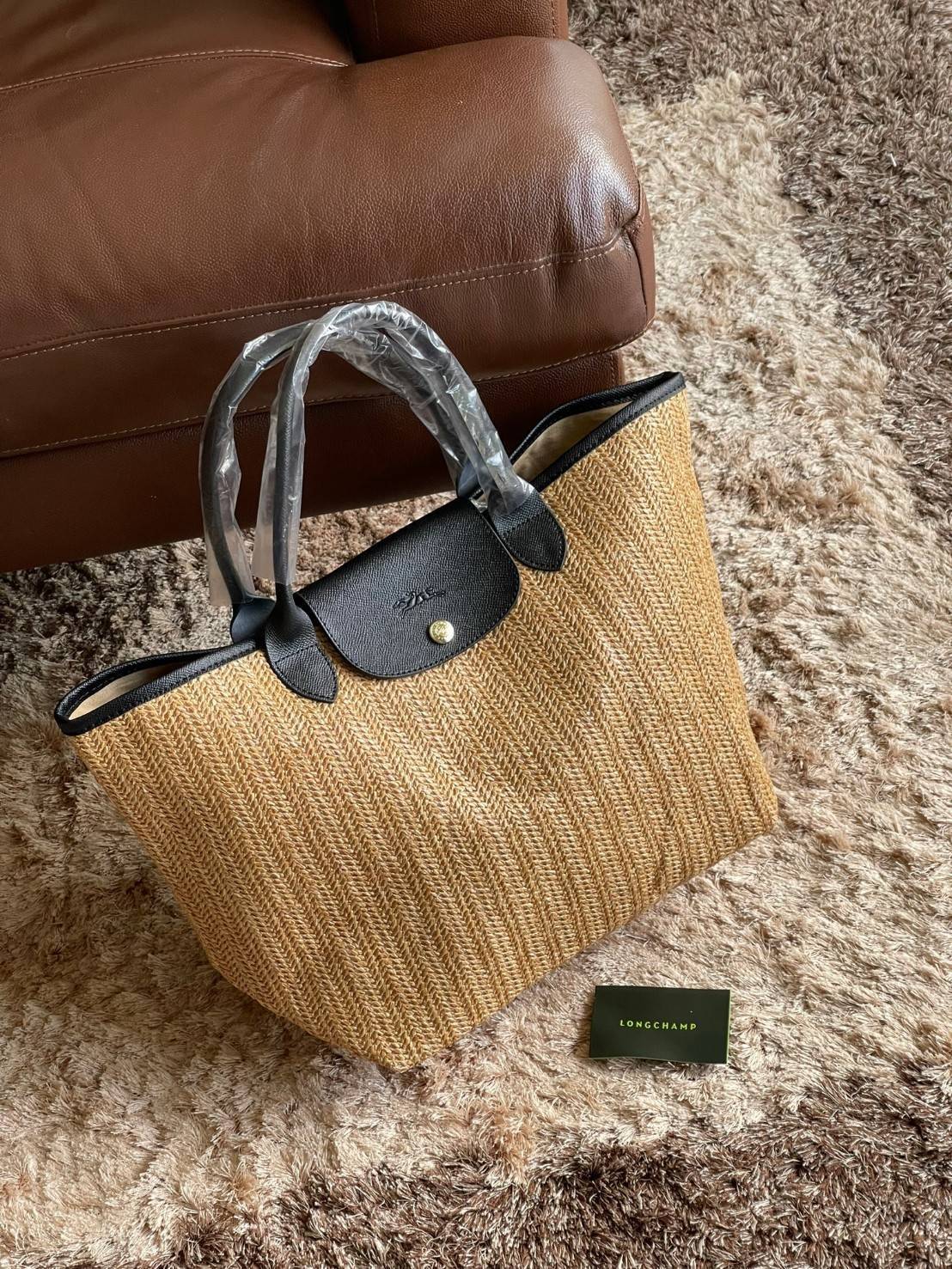 LONGCHAMP LE PLIAGE COLLECTION PAILLE TOP HANDLE BAG มี 3 ขนาด XS/S/M กระเป๋าถือหรือสะพาย งานสาน raffia ปากกระเป๋าตัดด้วยหนังสีดำ ลุคช์สุดเท่ของเหล่า Celebrities กับกระเป๋าปิคนิกสุดฮิตจาก Longchamp อย่าง Le Pliage Paille (เลอ ปลิยาจ ไพล์) ถือเป็นกระเป๋าที