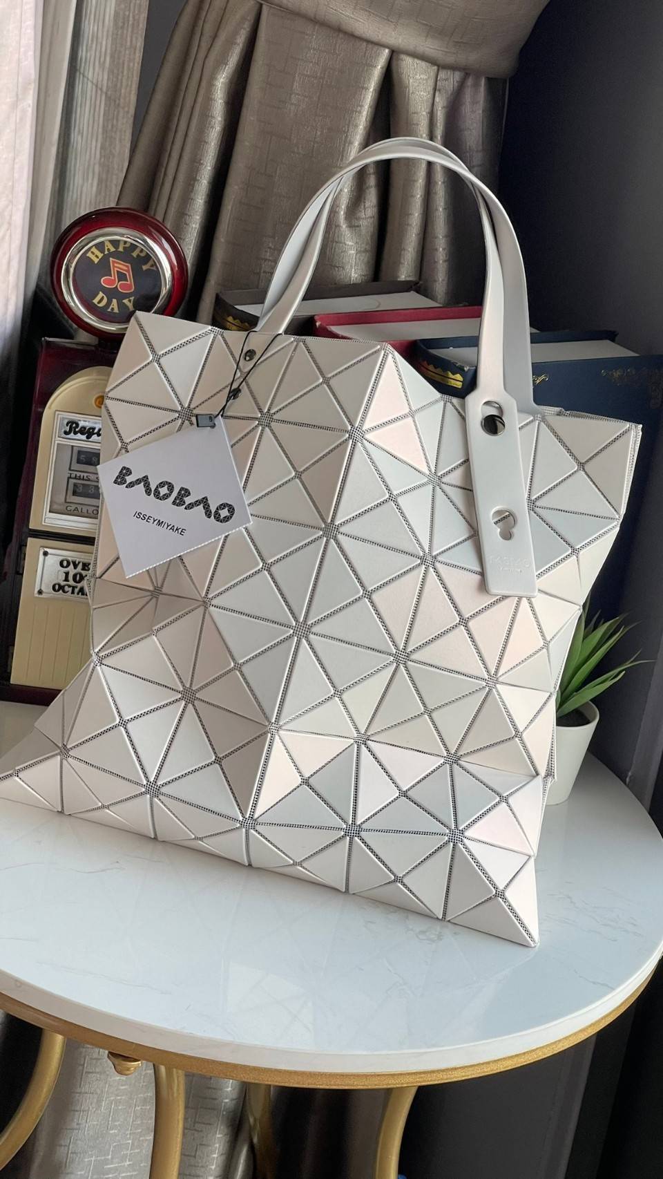 ORIGINAL 🌸 BAO BAO ISSEY MIYAKE LUCENT 6X6 matte tote bag เป็นซีรีส์ที่โดดเด่นด้วยโทนสีสว่าง โดดเด่นด้วยลักษณะต่างๆ เช่น ตาข่ายสว่างที่มองเห็นได้ผ่านช่องว่างระหว่างชิ้นสามเหลี่ยม