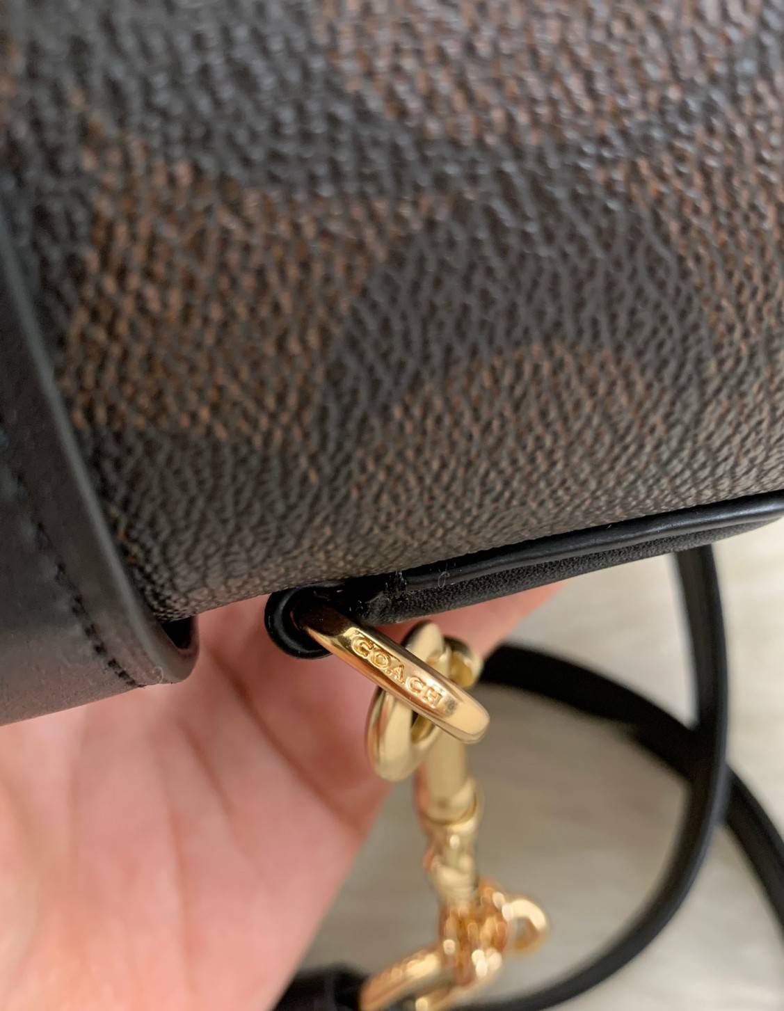 COACH KAY CROSSBODY IN SIGNATURE ((78277)) กลับมาอีกครั้ง! กระเป๋าหิ้ว//สะพายแบบครอสบอดี้ร์ หนังแท้นิ่มสวย เปิดปิดกระเป๋าแบบหมุนล็อค ภายในโล่งสามารถใส่กระเป๋าเงินใบกลางได้;มือถือได้ทุกรุ่น; มีช่องเล็กให้ใส่ของจุกจิก;ซัปในบุผ้าอย่างดีเลยค่ะ มาพร้อมสายสะพาย