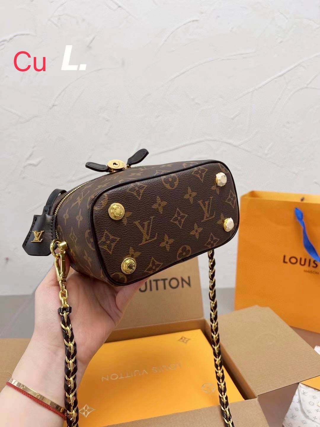 LV Vanity PM bag กระเป๋าถือ/สะพายทรงกล่องสวยคลาสสิก ใช้เป็น everyday bag สะพายได้ทุกวัน ดีไซน์สวยโดดเด่น และมาพร้อมกุญแจล็อค