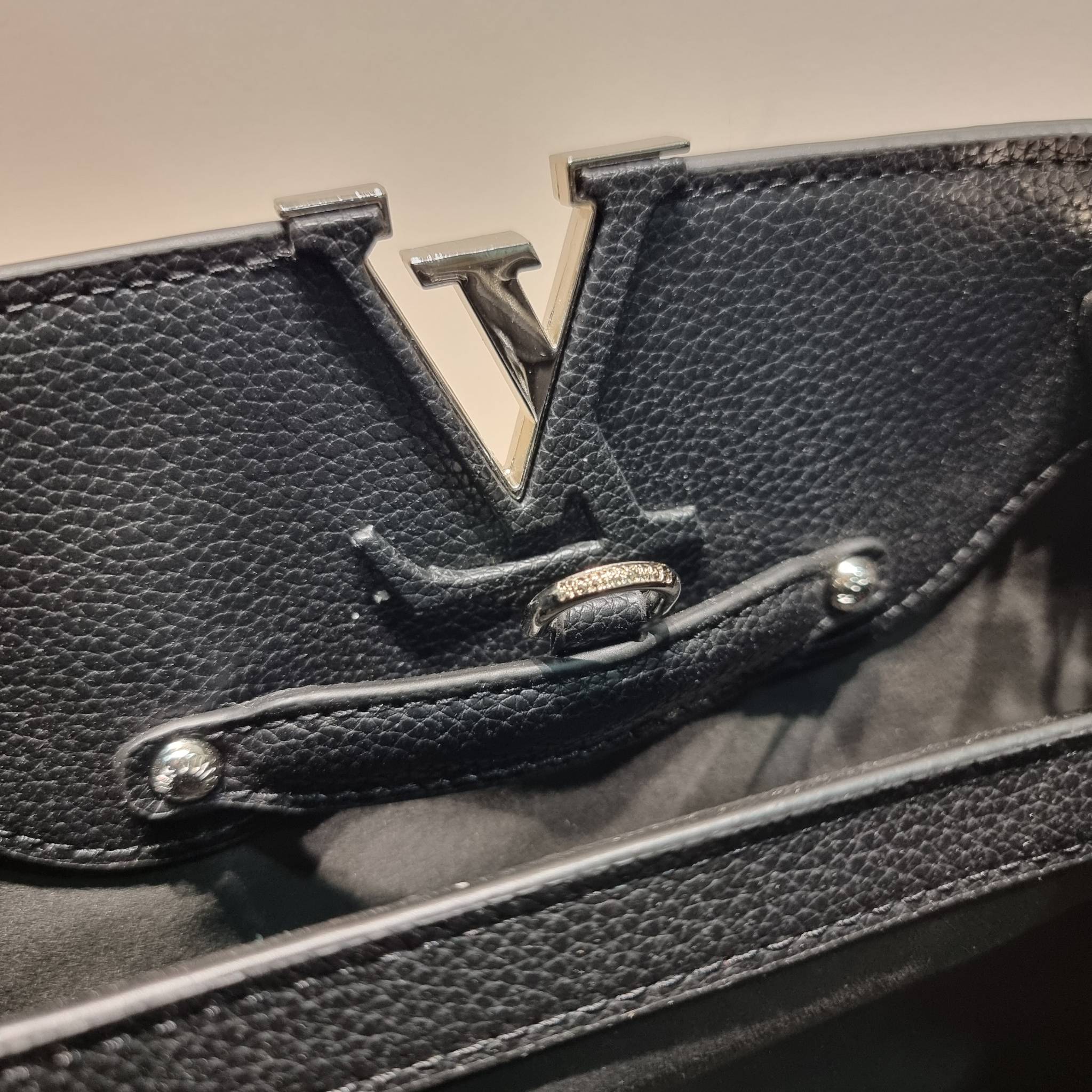 LV x YK Capucines BB / LV Bag พร้อมส่ง กระเป๋าถือสุดหรู ดีไซน์ทรงคลาสสิค ดีงามม้ากกกก!! มาพร้อมหูจับในตัว ด้วยรูปทรงวินเทจ งานปั้มสวยเป๊ะปังตามรูป **รอบนี้จัดราคาพิเศษสุดคุ้ม งานสวยเกินราคาค่ะ