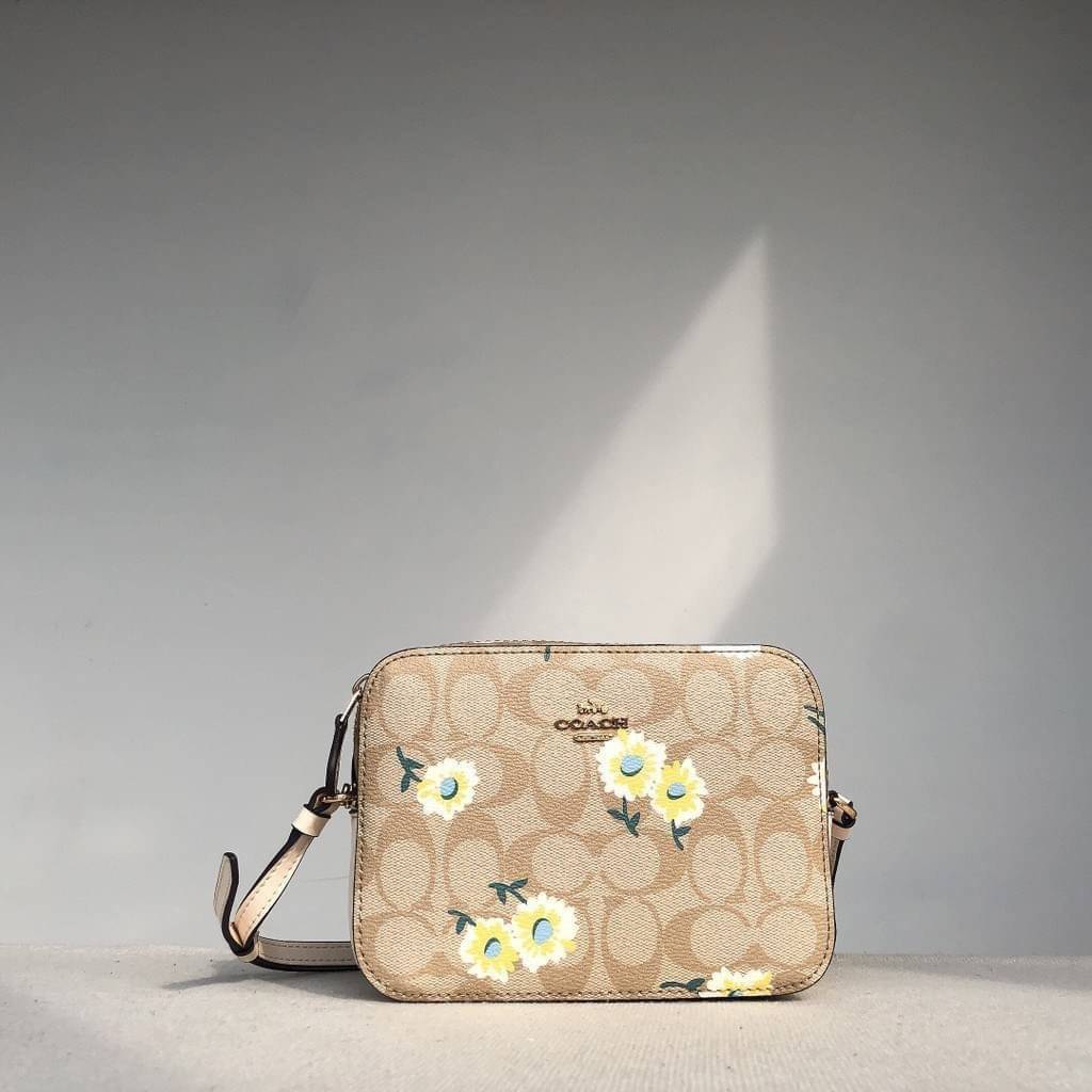 COACH C3354 MINI CAMERA BAG IN SIGNATURE CANVAS WITH DAISY PRINT คอลเลคชั่นใหม่ เอาใจสายหวาน!! กระเป๋าสะพายข้างไซส์มินิ ทรงสวยกำลังดี ดีไซน์ตกแต่งลายดอกเดซี่ คิ้วท์แบบไม่มีใครเกินแน่นอน วัสดุหนังแคนวาสเคลือบลาย เปิด-ปิดด้วยซิป สายสะพายปรับได้ตามตัว ภายในม