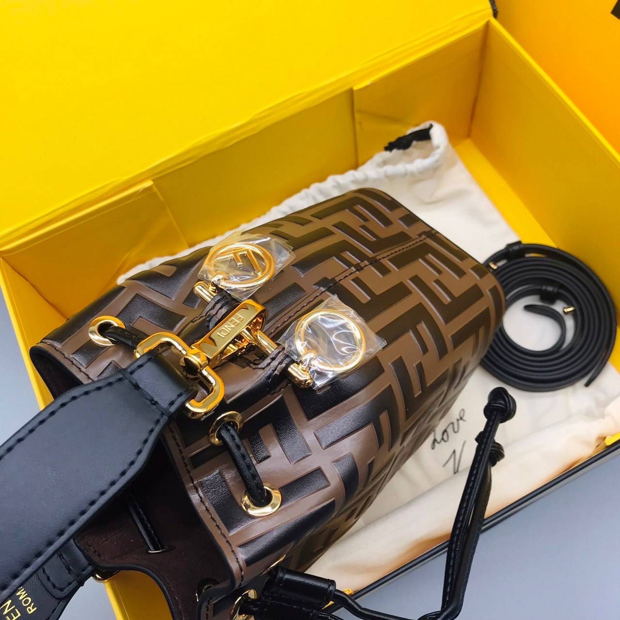 หนังแท้ 】Ori Fendi MonTresor mini Bucket Bag กระเป๋าถือหรือสะพายข้าง วัสดุหนังแท้ทรงขนมจีบ ลายแบรนด์ อะไหล่ทองหรูหรา จุของได้เยอะ น้ำหนักเบา ตั้งอยู่ทรง ด้านในโล่ง มี2สาย สายสั้น+ยาว ถอดสายได้ Crossbody ได้ สายยาวปรับระดับได้ คุ้มสุดๆ ใบนี้ไม่ควรพลาดค่ะ ด