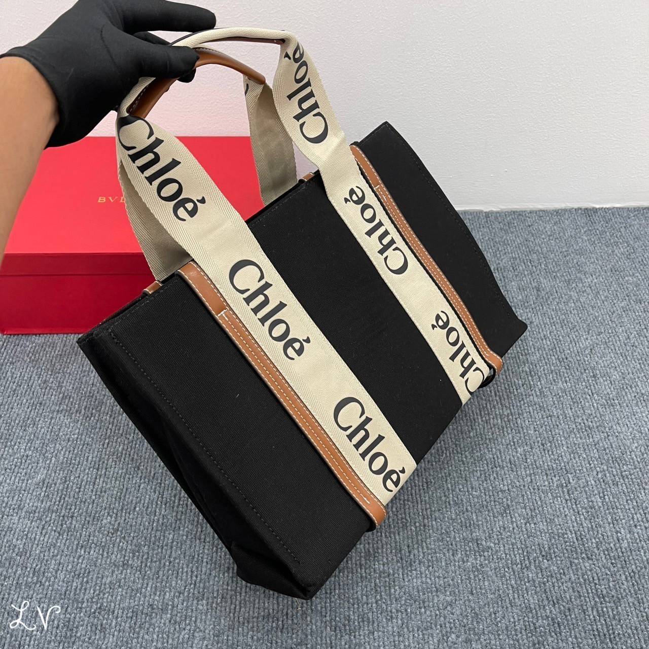 CHLOE Woody tote bag [small size] กระเป๋าทรงโท้ท จุของได้เยอะมาก แบรนด์ดังจากสัญชาติฝรั่งเศส เป็นที่ชื่นชอบของเซเลบริตี โคลเอ้รุ่นนี้เป็นสไตล์วินเทจ เรียบหรูและดูดี