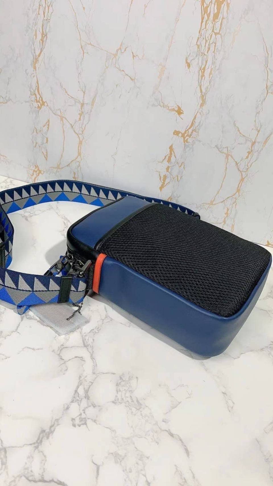 COACH NORTH/SOUTH EDGE CROSSBODY (COACH 5626) IN SIGNATURE CANVAS (COACH 6788) กระเป๋าสะพายผู้ชาย กระเป๋าสะพายรุ่นใหม่ ชนช็อป (!!)รุ่นหายาก สี COBALT MULTI วัสดุทำจาก หนังลูกวัวแท้ เนื้อเรียบ พิมพ์ลาย ขนาดกำลังดี