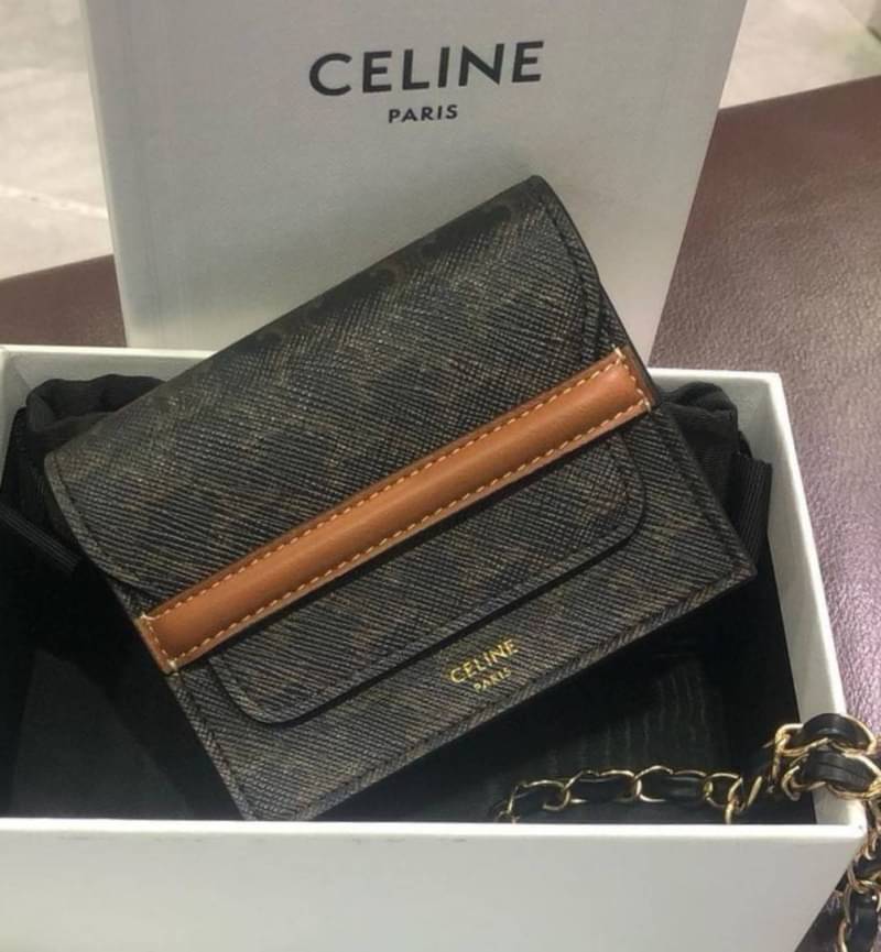 CELINE SHORT WALLET กระเป๋าสตางค์ซีลีนใบสั้น วัสดุ Triomphe Canvas หนังขึ้นลาย Signature Brand สวยอยู่ทรงมีโลโก้ด้านหน้าเปิดปิดด้วยฝาพับคาดเเถบหนังด้านหน้า ภายในมีโลโก้ มีช่องแบ่งหลายช่อง มีช่องใส่บัตรหลายช่อง สามารถช่องใส่เหรียญ บัตร ธนบัตรเเบบพับได้ ไอเ