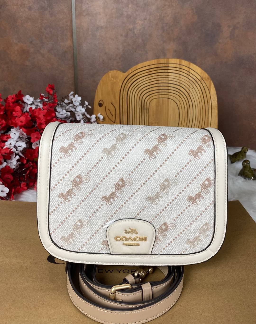 OUTLET 】COACH SADDLE BAG WITH HORSE AND CARRIAGE DOT PRINT (COACH C4059) กระเป๋าสะพายข้าง ลายม้าและรถลาก item ใหม่ที่สาวๆต้องมีนาทีนี้ห้ามพลาด รูปทรงโค้งมน วัสดุ พีวีซี ผ้าใบเคลือบพิมพ์ลายเป็นหนังเรียบ ทนทานและกันคราบสกปรกทั้งสี่ด้านเป็นหนังคุ้มสุดๆ ภายใน