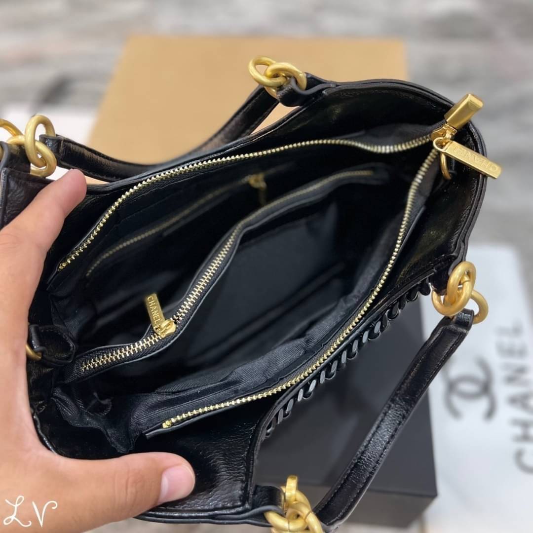 Chanel Tote Handbag & Crossbody Bag กระเป๋าสะพายทรงโท้ท งานหนังสวยเต็มใบ จุของได้แบบจุกๆ ดีไซน์คลาสสิค ใช้งานได้ง่ายด้วยหูจับและสายสะพาย ที่สามารถถอดออกได้ ในวันที่อยากปรับเปลี่ยนลุค รับรองว่าเก็บได้หมดทุกไอเท็มจำเป็น แนะนำเลยน้า