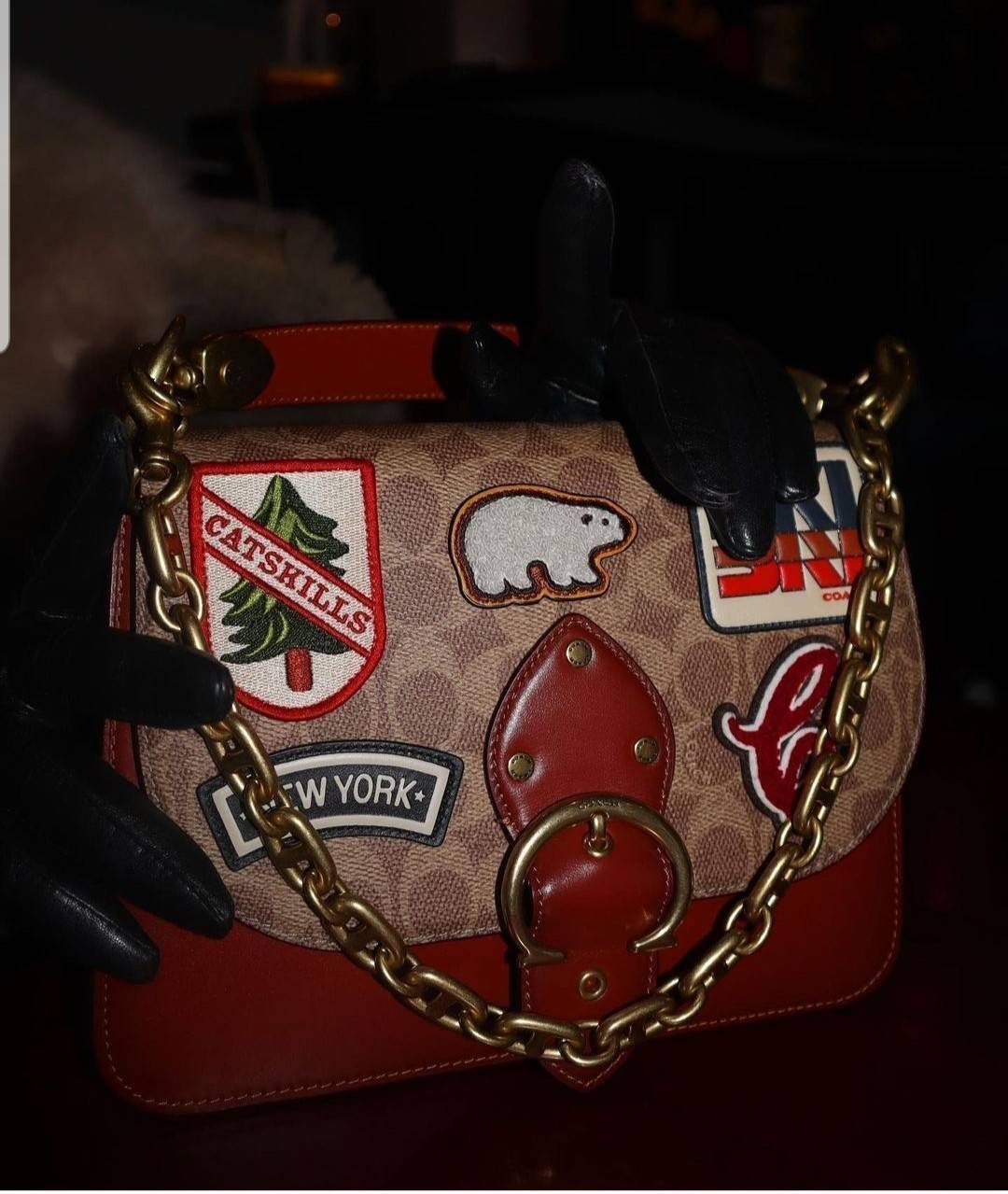 OUTLET 】COACH BEAT SHOULDER BAG IN SIGNATURE CANVAS WITH PATCHES (C6837) ไหวมั้ยเนี้ย!! สวยฟาดอีกแล้วนะยูวว 🤩🌺คอลเลคชั่นใหม่สุดปัง อลังเวอร์!//กระเป๋าถือ สะพายไหล่ลาย SIGNATURE ตกแต่งความเก๋ด้วยแผ่นแปะลวดลายที่มีเฉพาะจาก COACH คอลเลคชั่นนี