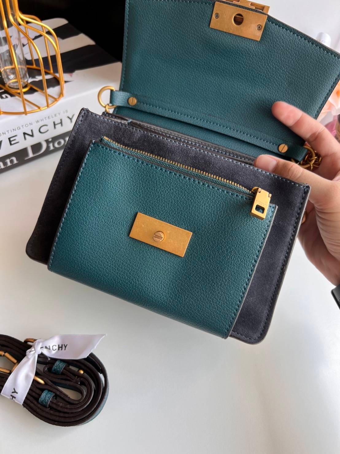 หนังแท้ GIVENCHY GV3 SHOULDER BAG พร้อมส่งที่ไทย