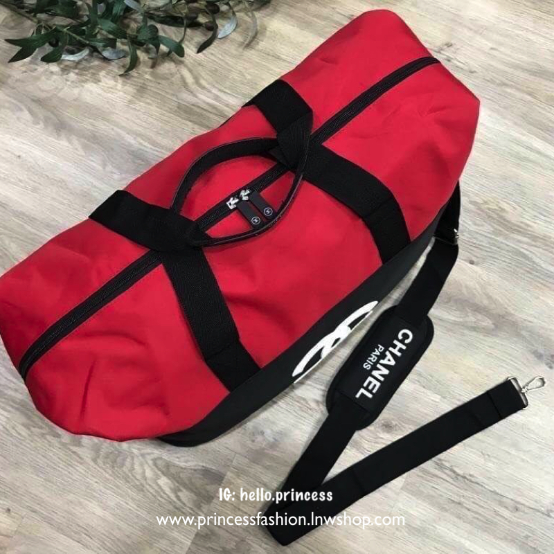 CHANEL VIP GIFT Large Travel Bag กระเป๋าเดินทาง Gift With Purchase รุ่น Limited พรีเมี่ยมกิ๊ฟของเเท้จาก Chanel Perfumes Counter วัสดุ NYLON เนื้อหนาสีทูโทนดำแดงสกรีนโลโก้ด้านหน้า เปิดปิดด้วยซิป หัวซิปแบรนด์ ใบใหญ่จุใจ พิเศษ! มีช่องใส่รองเท้าด้านข้างแยกเป็