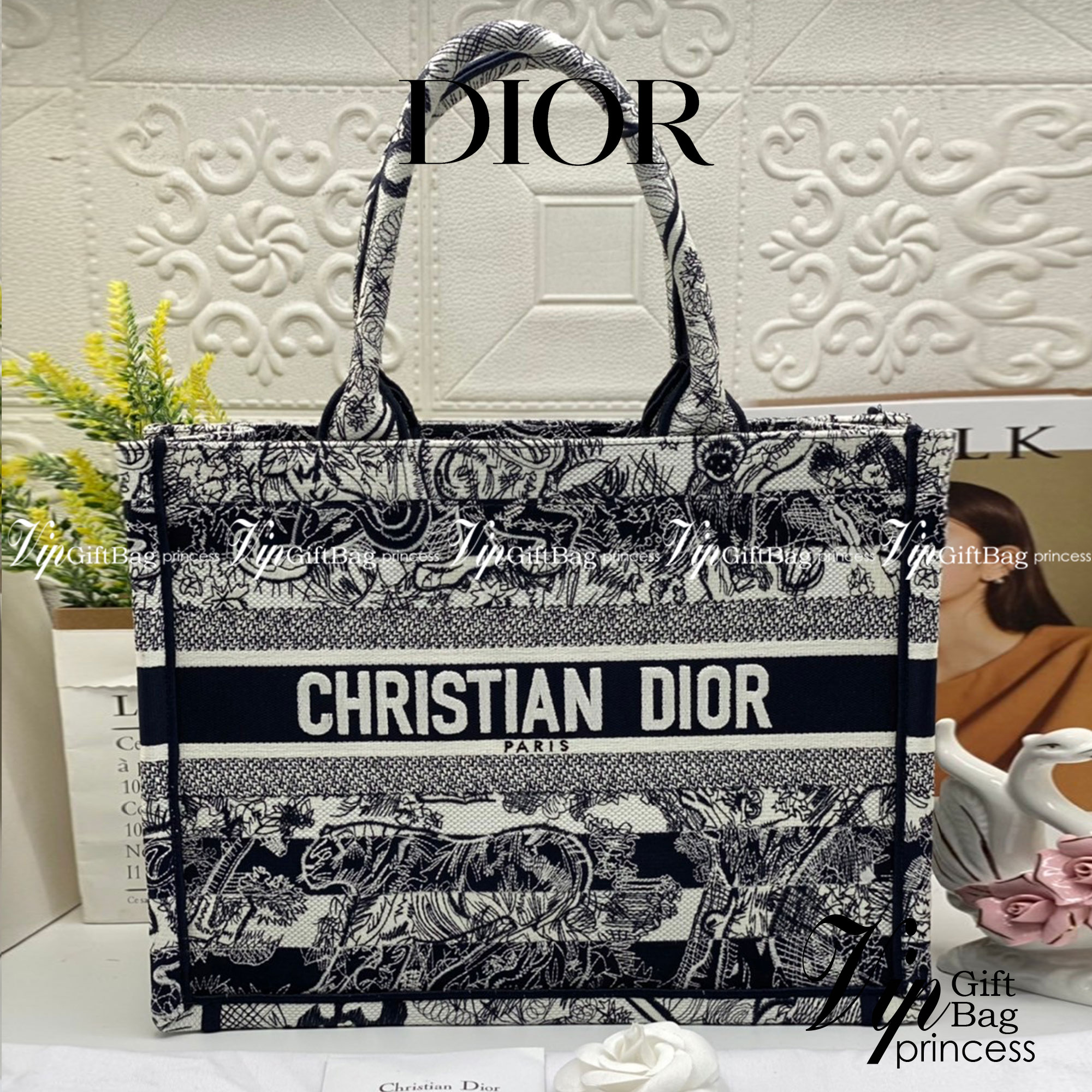 CHRISTIAN MEDIUM DIOR BOOK TOTE เอกลักษณ์ของความหรู เป็นทางช็อปปิ้งBag ที่ต้องมี ภายในโล่งกว้างมาก ใส่ของแบบแน่นๆ จุๆไปได้เลย น้ำหนักเบาสบาย งานออริปักขึ้นรูปสวยมาก มี code stamp พร้อมส่งที่ไทย ภาพสินค้าถ่ายจากงานขายจริง ใช้งานต่างประเทศได้ค่ะ