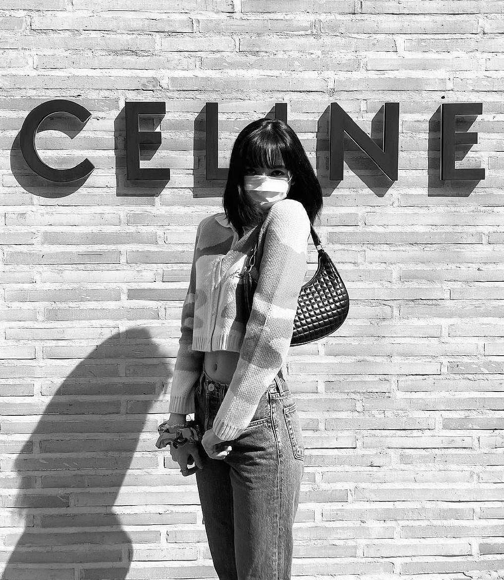 พรีเมี่ยมกิ๊ฟแท้ 100% 】CELINE SHOULDER BAG VIP GIFT WITH PURCHASE (GWP) พรีเมี่ยมกิ๊ฟ Limited Edition จาก CELINE HAUTEPARFUME DUTYFREE COUNTER วัสดุ LAMBSKIN หนังนิ่มสวยอยู่ทรงดีไซน์หรูฮิตสุดๆในเกาหลี เปิดปิดด้วยซิปแบรนด์สีทอง