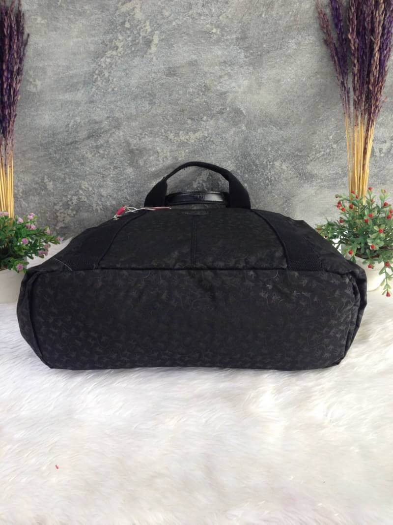 Kipling รุ่น Cicele กระเป๋าสะพายไหล่ใบใหญ่ สวยน่ารัก ตัวกระเป๋าด้านในเป็นช่องโล่งแบบปิดเปิดด้วยซิป มีช่องซิปด้านใน ด้านข้างกระเป๋า มี 2 ช่อง ปิดเปิด ด้วยเทป พร้อมที่ใส่โทรศัพท์ ปากกา และ MP 3 ในส่วนด้านใน และ ด้านข้างกระเป๋า ซ้าย-ขวา เป็นช่องขนาดเล็กสำหรั