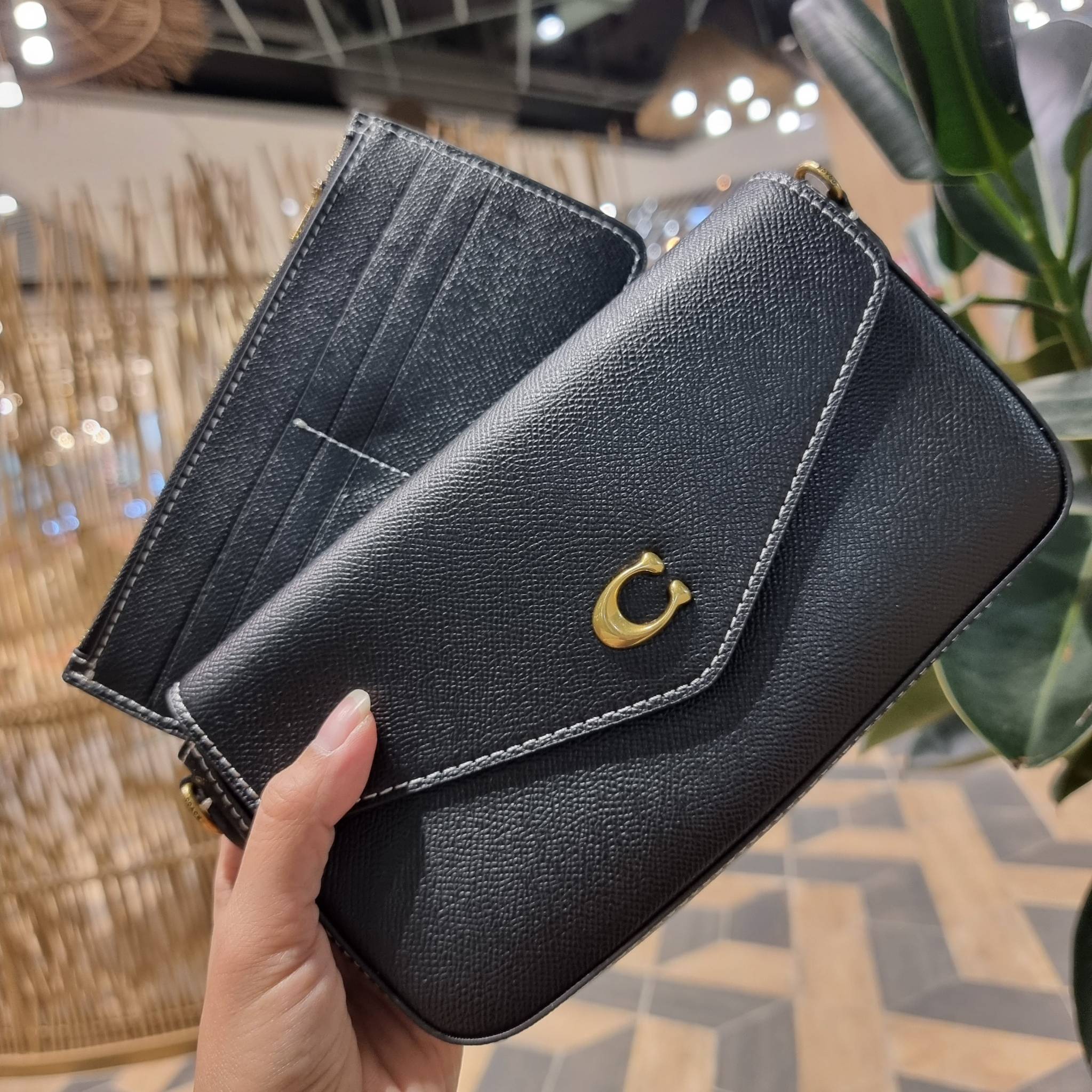 COACH C8439 WYNN CROSSBODY ใหม่ล่าสุด พร้อมเสิร์ฟความหรู ดูดีแบบน้อยแต่มาก กระเป๋าสะพายครอสบอดี้ ที่ซ่อนดีเทลดีงาม มีช่องเสียบบัตรแยกใช้ได้ หรือจะใส่ไว้ในกระเป๋า เพื่อแบ่งสัดส่วนให้ดูน่าใช้ วัสดุหนังวัวลายเกรน เส้นคมสวย เปิด-ปิดด้วยกระดุมแม่เหล็ก สะดวกใช้