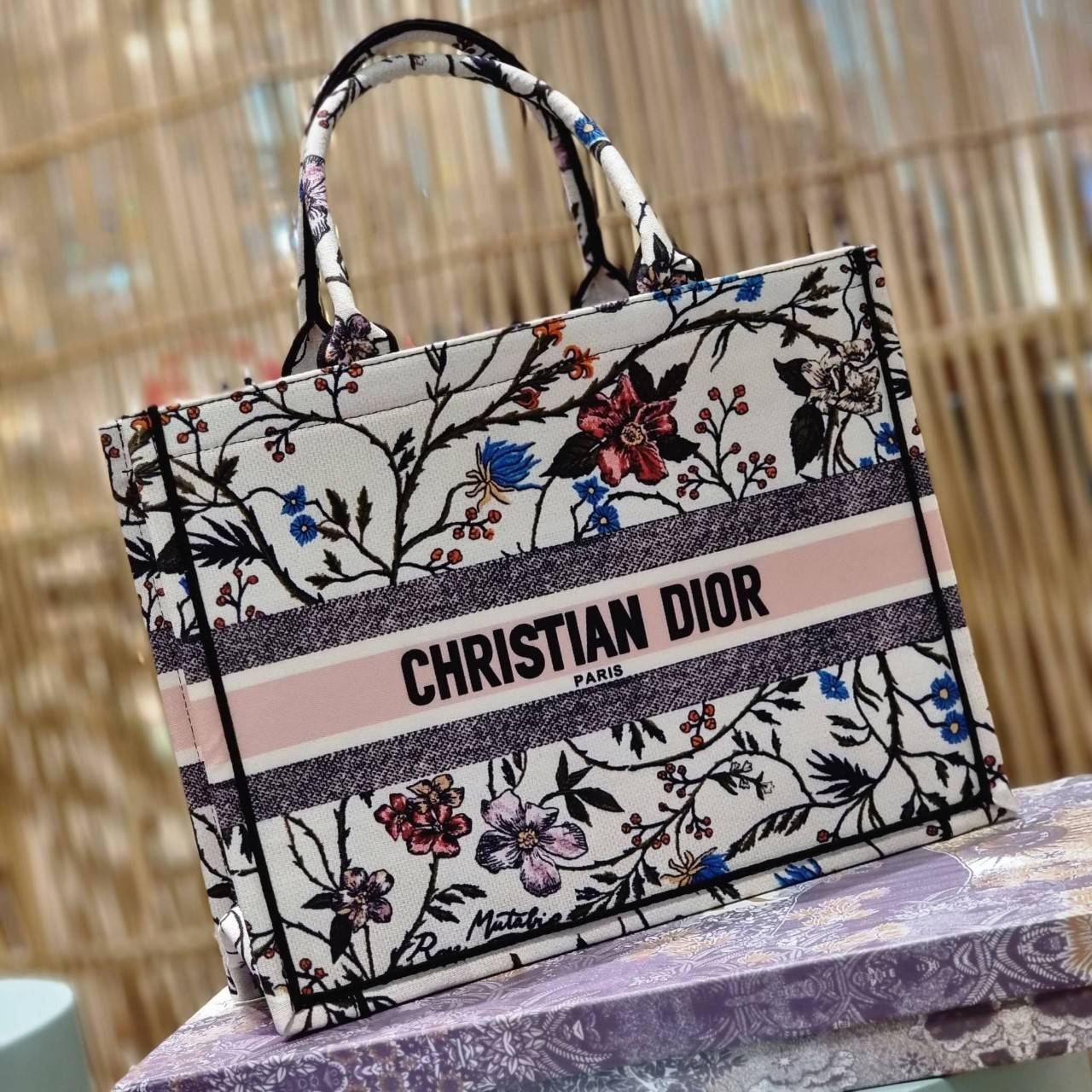 VIP 】HOT ARRIVAL!! DIOR CD SHOPPING BAG WITH GWP กระเป๋าทรงช้อปปิ้งใบใหญ่ จุใจ!! พรีเมี่ยมกิ๊ฟรุ่นดับเบิ้ลฮอต ดีไซน์คลาสสิควินเทจ สวยหรู วัสดุผ้าแคนวาสลายกราฟฟิค ภายในโล่งกว้างมากๆ ใส่ของจุสุดๆ โน้ตบุ้ค ไอแพด กระเป๋าสตางค์ มือถือ หรือเสื้อผ้ายังได้ สะพายค