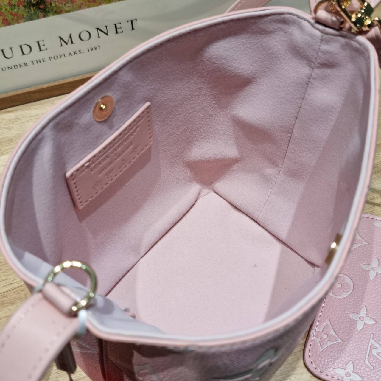 LV All In BB Bag กระเป๋าทรงบัคเก็ตที่มาแรงมากๆตอนนี้ พร้อมสีใหม่ต้อนรับวาเลนไทน์ รูปทรงคลาสสิคสะดวกใช้ ดีไซน์ลูกเล่นสนุกๆ ปรับเปลี่ยนรูปทรงกระเป๋าได้ไม่น่าเบื่อ ด้านข้างตกแต่งพวงหนังห้อยพร้อมกุญแจ