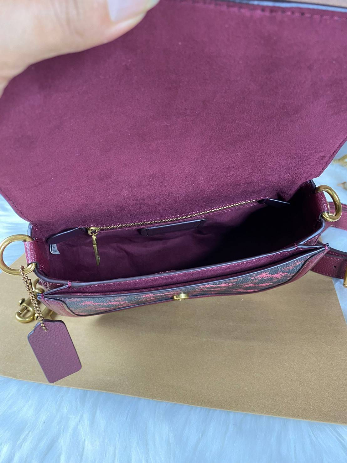 COACH BEAT SADDLE BAG WITH HORSE AND CARRIAGE C0747 ฮอตไฟลุก! สีหายาก ละมุนคุณหนู คอลเลคชั่นใหม่ ดีไซน์หรูหรา พิเศษมากๆมาพร้อมสายสะพาย 2 เส้น ใช้คู่กันหรือแยกสะพายก็สวยครบสูตร กระเป๋าสะพายทรง saddle คลาสสิค เปิด-ปิดด้วยกระดุมแน่นหนา ภายในเป็นช่องโล่ง ใส่ข