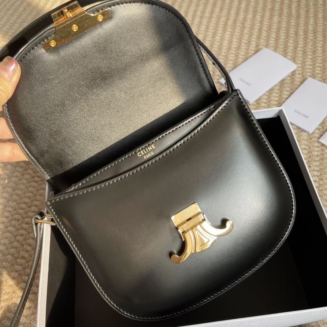 ORI หนังแท้ | CELINE BESACE CLEA IN SHINY LEATHER กระเป๋าสะพายทรงสวย โค้งมนอยู่ทรงพร้อมโลโก้หน้าสีทองสวยหรู Best item ดีไซน์เรียบหรูดูแพง ฮิตสุดในเกาหลี ใช้ได้ทั้งชายหญิง
