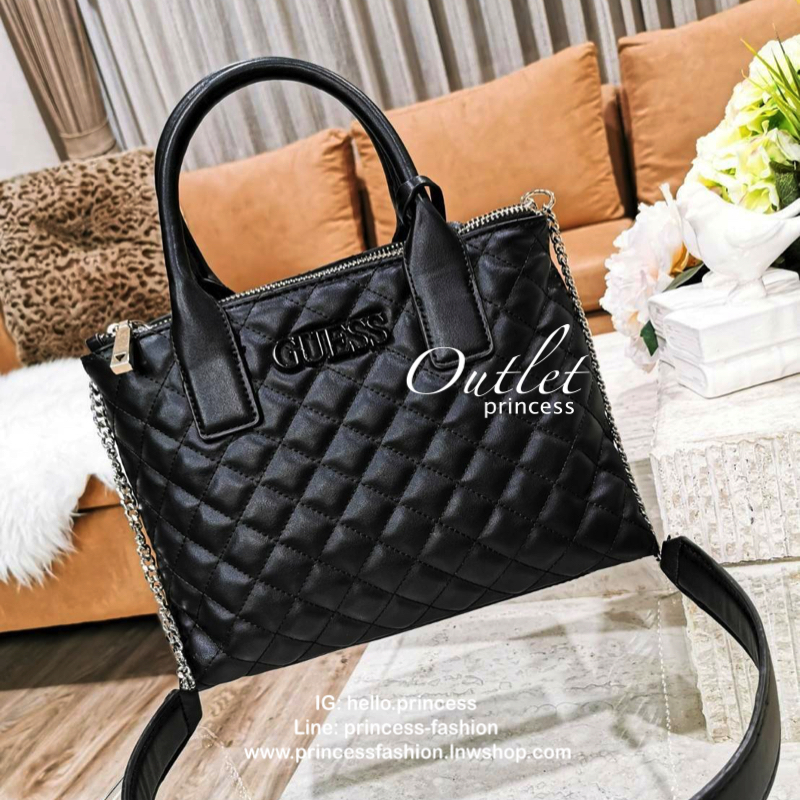 Guess Elliana Quilted-Look Handbag กระเป๋าสะพายรุ่นใหม่ล่าสุดจาก Guess factory วัสดุหนังนิ่มเรียบเดินเส้นลายตารางสวยดูดี ขนาดกำลังดี น้ำหนักเบา ด้านหน้าประดับโลโก้แบรนด์สวยโดดเด่น มีช่องใส่ของหลายช่อง เปิดปิดด้วยกระดุมแม่เหล็กและช่องซิป ภายในโล่งกว้างมีช่