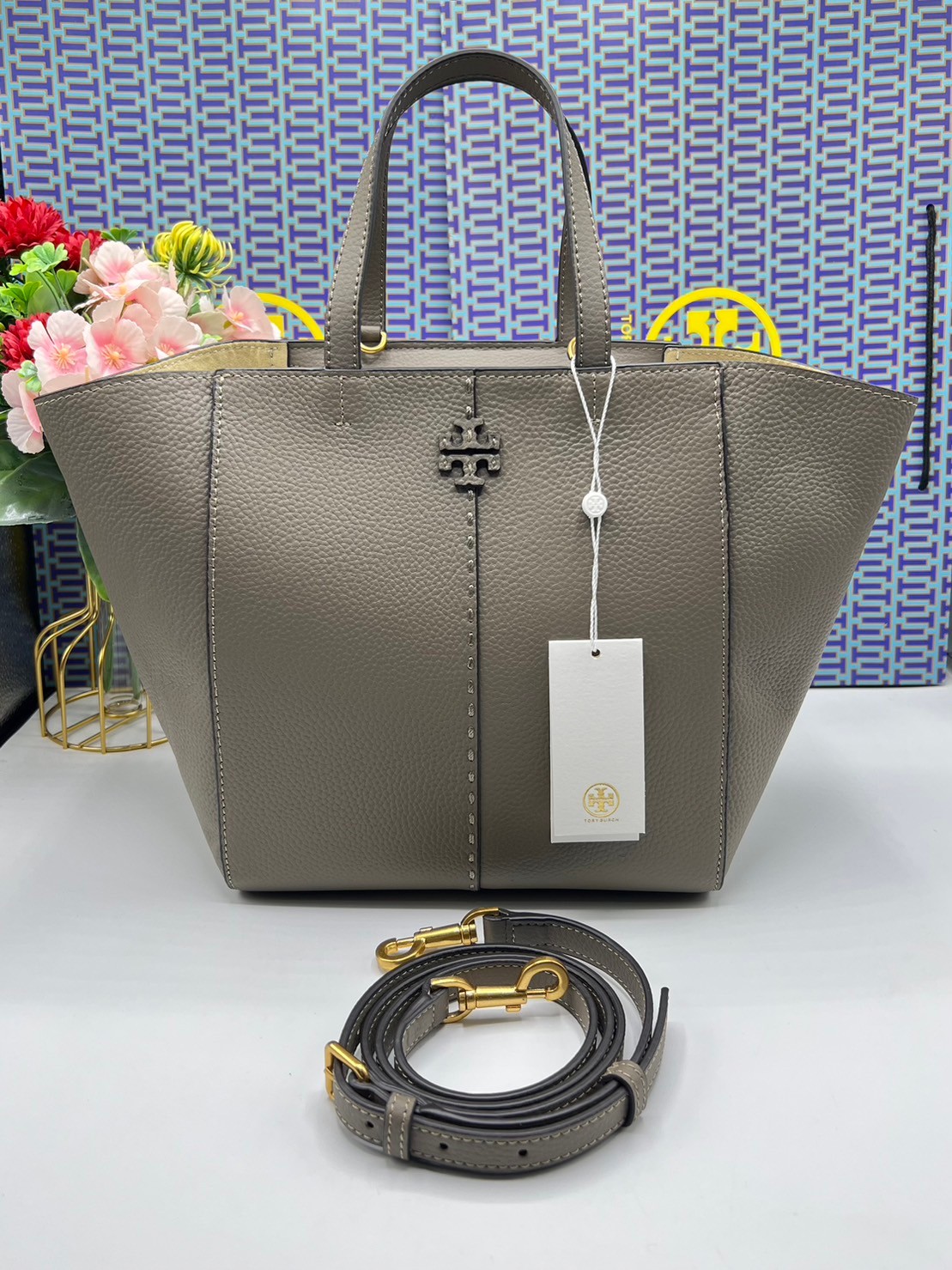 Tory Burch McGraw Leather Tote Bag / Tory Double T Tote Bag / TORY TOTE BAG พร้อมส่ง 4 สี กระเป๋าสะพายทรงโท้ท จุของได้เยอะใบนี้ตอบโจทย์ได้ดีมาก โทนสีเรียบง่าย แฝงไปด้วยความดูดี สุขุมและเป็นผู้ใหญ่