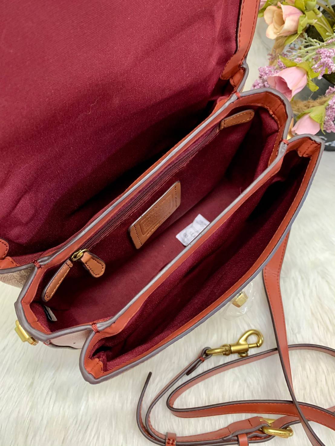 COACH CASSIE CROSSBODY BAG((68349//68348)) พร้อมส่งค่ะ! รุ่นฮิต กระเป๋าหิ้วได้//สะพายข้างหรือครอสบอดี้ร์ได้ หนังแท้นิ่มสวย เปิดปิดกระเป๋าแบบหมุนล็อค ภายในกระเป๋ามี3ช่องให้ใส่ของ แต่ล่ะช่องกว้าง สามารถใส่กระเป๋าเงินใบยาวได้;ของอื่นๆได้จุทีเดียวค่ะ ;มีช่องซ