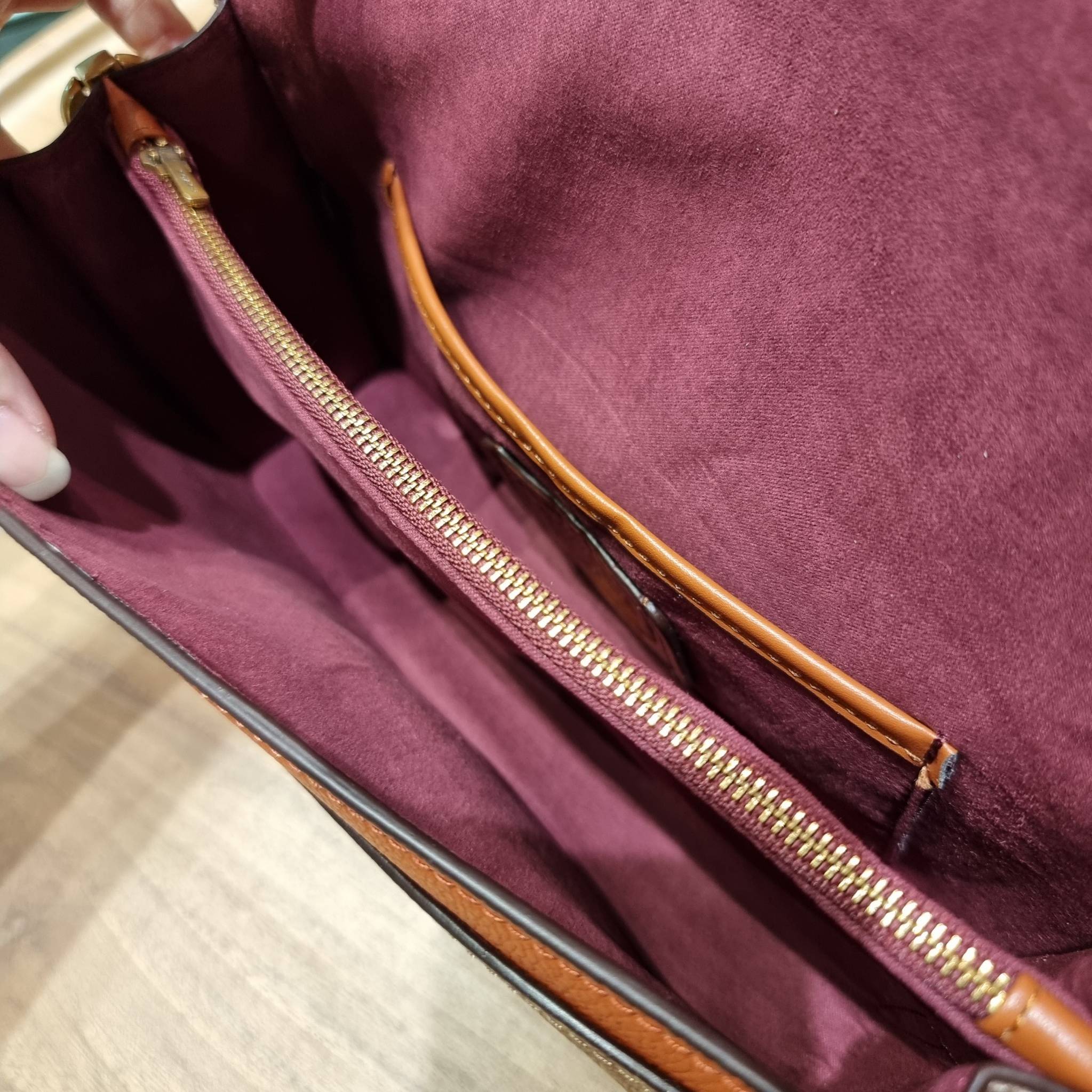 COACH TABBY SHOULDER BAG 26 IN SIGNATURE CANVAS WITH BEADCHAIN (6793,91215) กระเป๋าสะพายไหล่ ดีไซน์วินเทจย้อนยุค สวยคมชัด คลาสสิคใช้ได้ทุกลุค วัสดุหนังแท้สลับหนังแคนวาสเคลือบลาย เปิด-ปิดด้วยแม่เหล็กในตัว รับรองแน่นหนา ด้านหลังมีช่องแยก ภายในเป็นช่องโล่ง ข