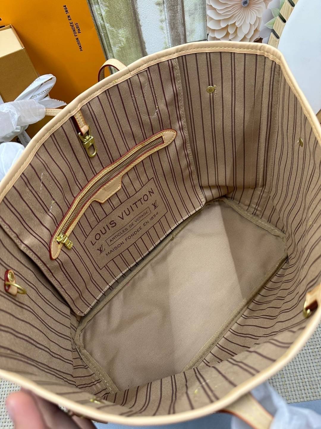 LV Neverfull MM Tote Monogram Canvas With Cat / Puppies กระเป๋าทรงโท้ท รุ่นลิมิเต็ด พิมพ์ลายน้องหมา น้องแมว ลวดลายท่องเที่ยว ลายสีสัน เป็นการรังสรรค์สุดท้าทายครั้งใหม่ของกระเป๋ารุ่นไอคอนิกจากหลุยส์ ผสานความหลากหลายในการใช้งานยุคใหม่กับพลังสีสันอันสดใสได้อ