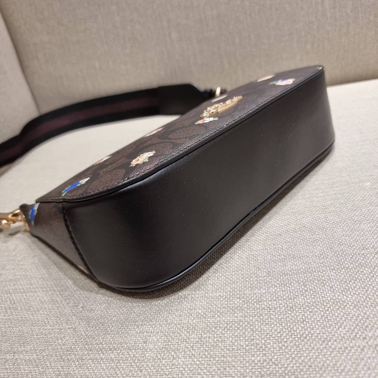 COACH C7264 C6823 C6817 JES BAGUETTE IN SIGNATURE CANVAS คอลเลคชั่นใหม่ล่าสุด พร้อมเสิร์ฟความสวยถึงบ้านเช่นเคย!! กระเป๋าสะพายทรงบาแกตต์ ดีไซน์ย้อนยุค ที่แอบแฝงความเรียบหรูดูแพงอยู่ในตัว โดดเด่นด้วยสายสะพายเส้นใหญ่ โทนสีคอนทราส ทำให้ไอเท็มนี้ดูมีลูกเล่นมาก