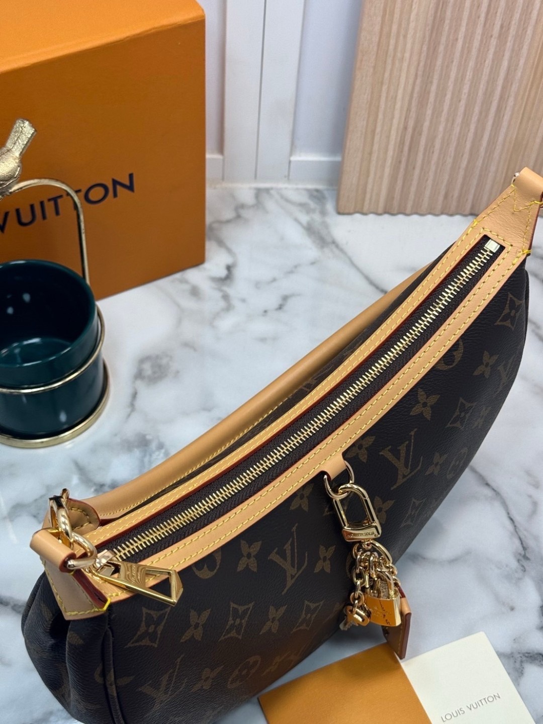 ORI | LV Looping Monogram Canvas Bag / lvhobo กระเป๋าถือทรงโฮโบพร้อมสายสะพายสปอร์ต หนังแท้แคนวาสแท้ ดีไซน์สไตล์ยุค'90s สุดไอคอนิกจากคอลเลคชั่น Cruise 2022