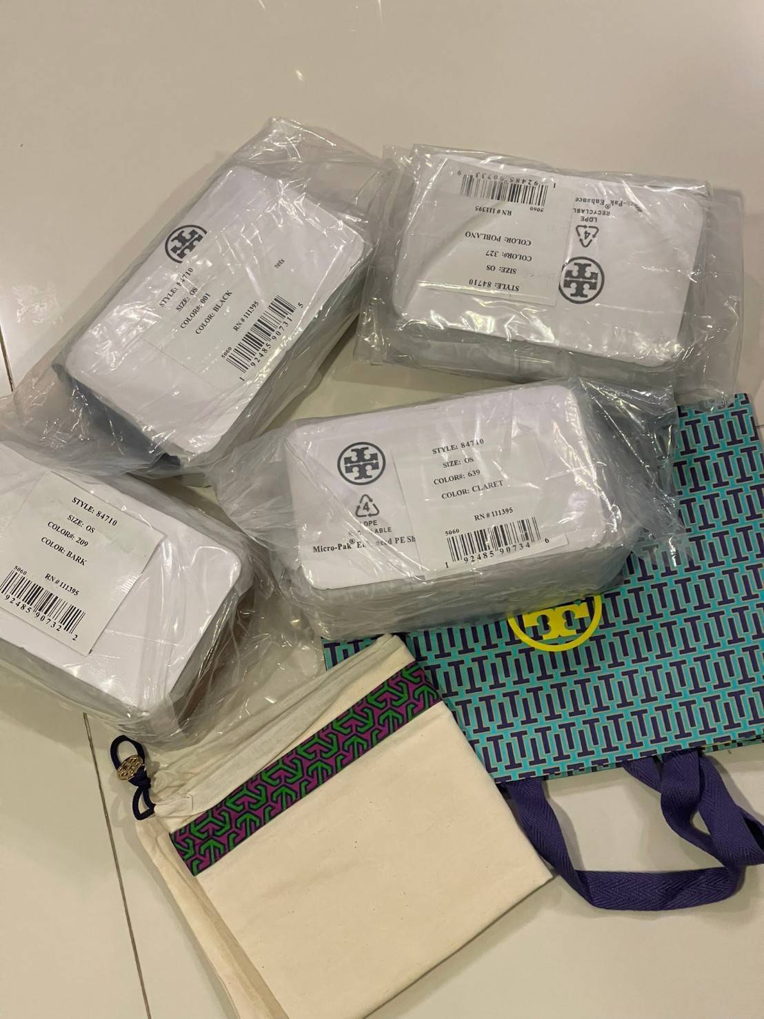 Tory burch Top Handle Case (84710) Collection ใหม่ที่เพิ่งเปิดตัวไปไม่นานจุดเด่นของรุ่นนี้คือดีไซน์ออกมาในสไตล์คลาสสิกที่มาพร้อมกับฮาร์ดแวร์ที่ทำจากวัสดุทองเหลืองและสายสะพายโซ่และหนัง ปากกระเป๋าเปิดได้กว้างแบบสองซิป รูปทรงสามารถสะพายใช้งานได้หลายโอกาส ไม่