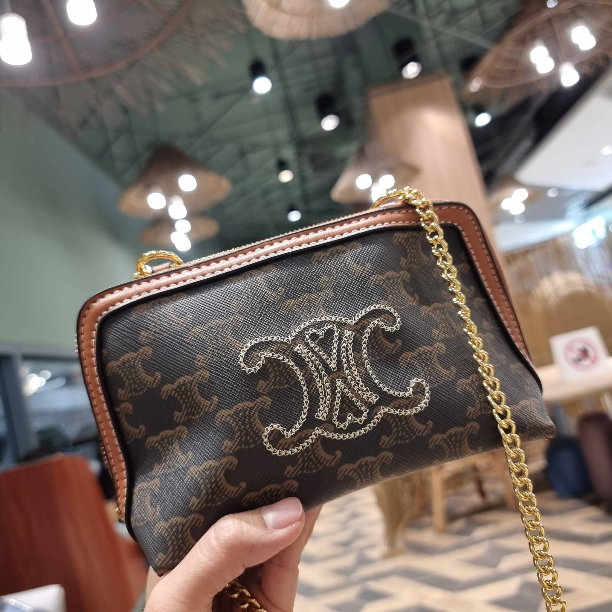 CELINE CLUTCH WITH CHAIN IN TRIOMPHE CANVAS WITH TRIOMPHE HEART EMBROIDERY กระเป๋าสะพายกึ่งคลัทช์ มินิไซส์ เอาใจสาวๆสายสะดวก!! พกพาง่าย สะพายกำลังสวย วัสดุหนังแคนวาส ดีไซน์ใหม่ โลโก้ลายปัก ดีเทลเดินด้ายรูปหัวใจ คิ้วท์ไปอี้ก!! เปิด-ปิดด้วยซิป ภายในโล่ง ใส่