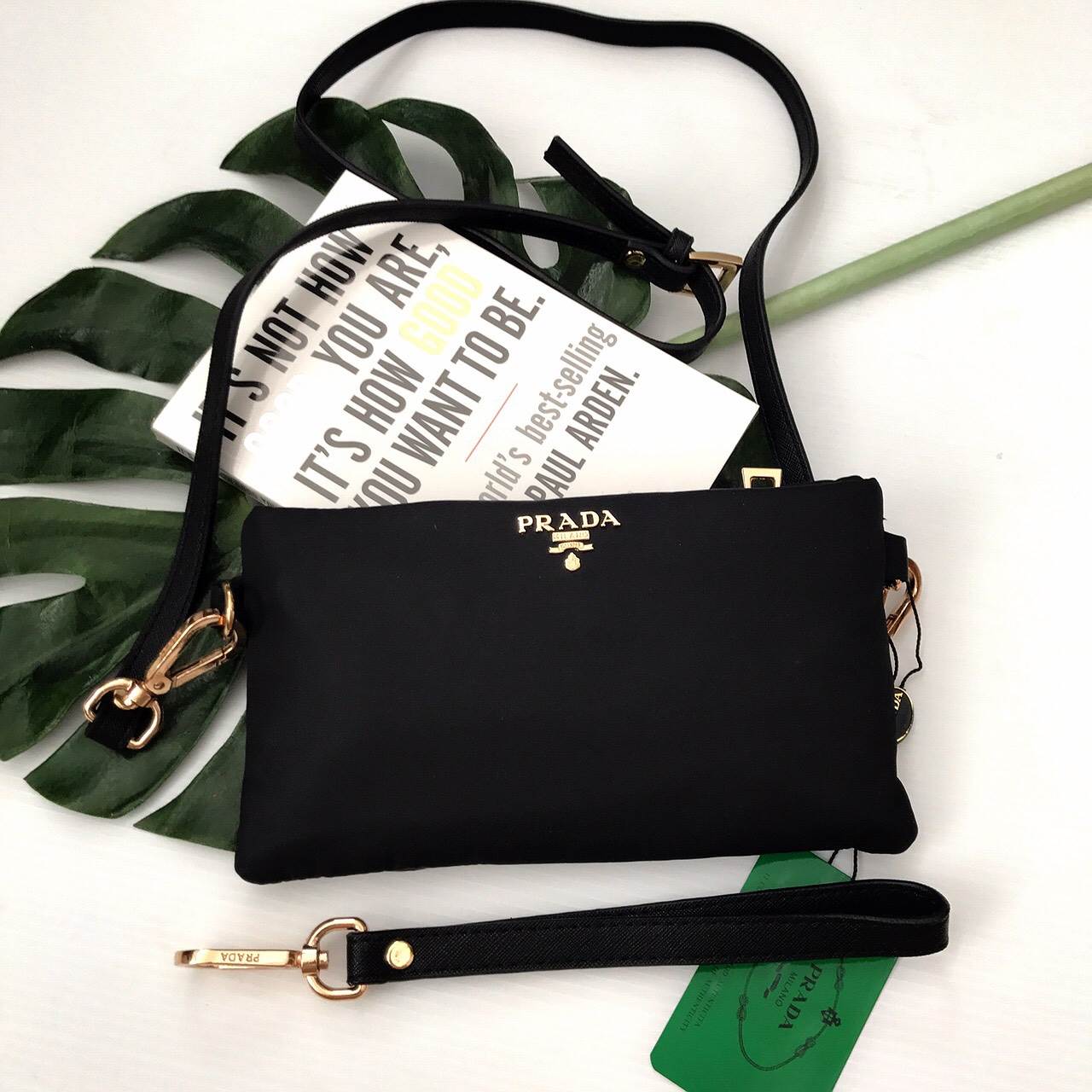งานพรีเมี่ยมกิ้ฟ จากเคาเตอร์ต่างประเทศคะ ได้ กระเป๋าอเนกประสงค์ จากแบรนด์ PRADA มาค่า เป็นกระเป๋าผ้าไนล่อน ตามแบบฉบับของแบรนด์เลย ขนาดกะลังพอดี เป็นทั้งกระเป๋าสตางค์ ถือเป็นคลัชืหรือ สะพายข้างลำตัวได้ ภายในมีช่องซิปใส่ของจุกจิกได้คะ ขนาดกำลังดีคะ ถือแล้วส