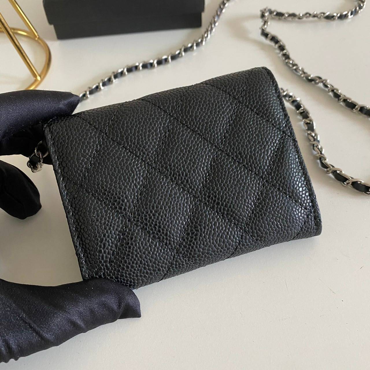 หนังแท้ Chanel wallet on chain / CHANEL BLACK CAVIAR BAG พร้อมส่งที่ไทย รุ่นยอดนิยมไอเท็มฮิตวัสดุหนังแท้คาเวียร์สวยคลาสสิคเปิดปิดด้วยฝาปิดกระดุมด้านหน้ามีโลโก้แบรนด์อะไหล่ทองสวยหรูดูดีมาพร้อมสายโซ่อะไหล่เงินและทองร้อยหนังจะสะพายไหล่ หรือ Crossbody ก็ดูดี 