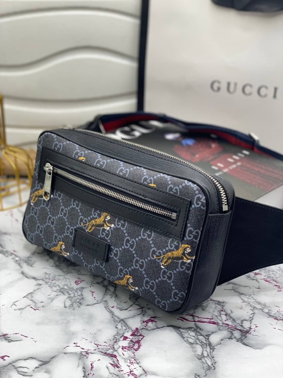 หนังแท้ GUCCI TIGER Belt Bag / GG Belt Bag / GG Supreme Belt Bag คอลเลคชั่นฉลองปีเสือ โดดเด่นด้วยลายพรินท์ ไม่เหมือนใคร ไอเท็มที่หนุ่มๆเรียกร้อง กระเป๋าคาดอก/คาดเอว สายสะพายปรับได้ สายสปอร์ต สายแคมป์ปิ้ง หรือจะสายไหน ใบนี้ตอบโจทย์ทุกลุค ง่ายๆเท่ๆ สุดคุ้ม!