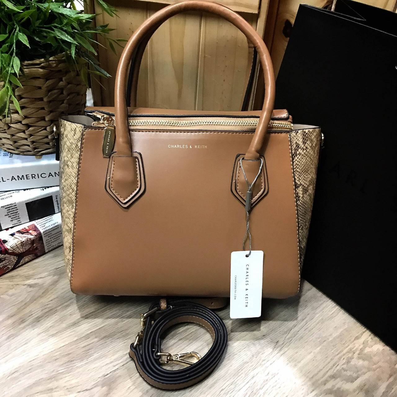 Don't Miss! CHARLES & KEITH DOUBLE ZIP STRUCTURED BAG กระเป๋าถือหรือสะพายรุ่นยอดนิยมขนาดใหญ่กำลังดี หนังเรียบสวยอยู่ทรงด้านหน้ามีโลโก้แบรนด์อะไหล่ทองนูน เปิดปิดด้วยซิป ภายในกว้างจุของได้เยอะ ใส่ Ipad กระเป๋าสตางค์ หนังสือ ของใช้ได้จุ มาพร้อมสายสะพายย