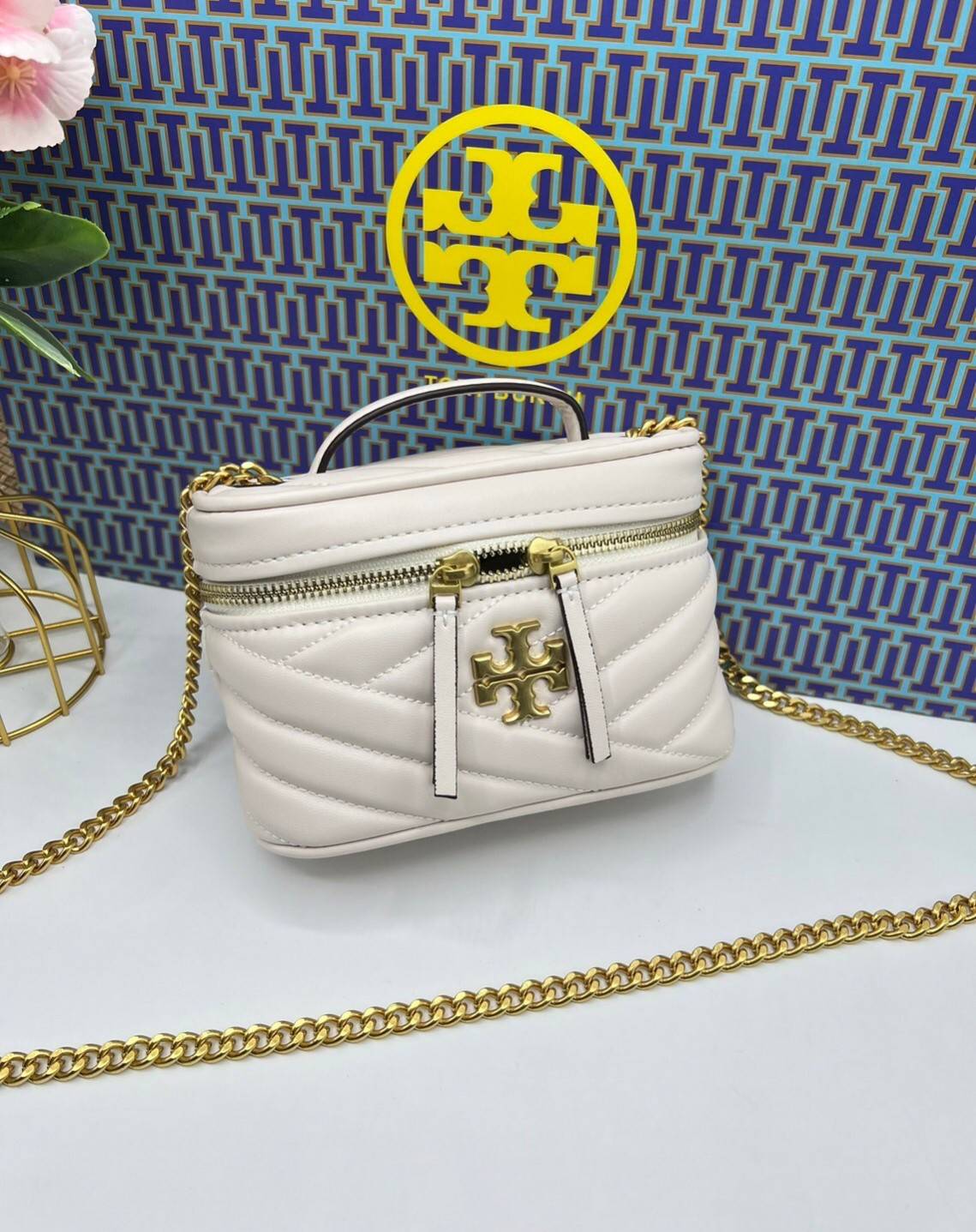TORY BURCH Kira Chevron Mini Vanity Case Bag กระเป๋าถือ/สะพาย ใส่เครื่องสำอางค์ ใส่ของใช้จำเป็นได้ ทรงกล่องสวย ที่สามารถใช้เป็น everyday bag สะพายได้ทุกวัน