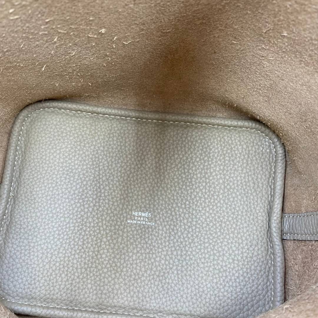 หนังแท้ Hermes Picotin Lock 18 bag กระเป๋าถือแบรนด์หรูระดับโลก งานเกรดออรินอล หนังแท้ทั้งใบ หนังมีลายทอริลลอนคล้ายของจริง มาพร้อมตัวล็อคเคลลี่ Kelly lock รูปทรงเรียบแต่หรู ใช้งานได้ทุกโอกาส ถือง่าย ใช้งานง่าย ภายในโล่งกว้าง ภาพสินค้าถ่ายจากงานขายจริง ใช้ง