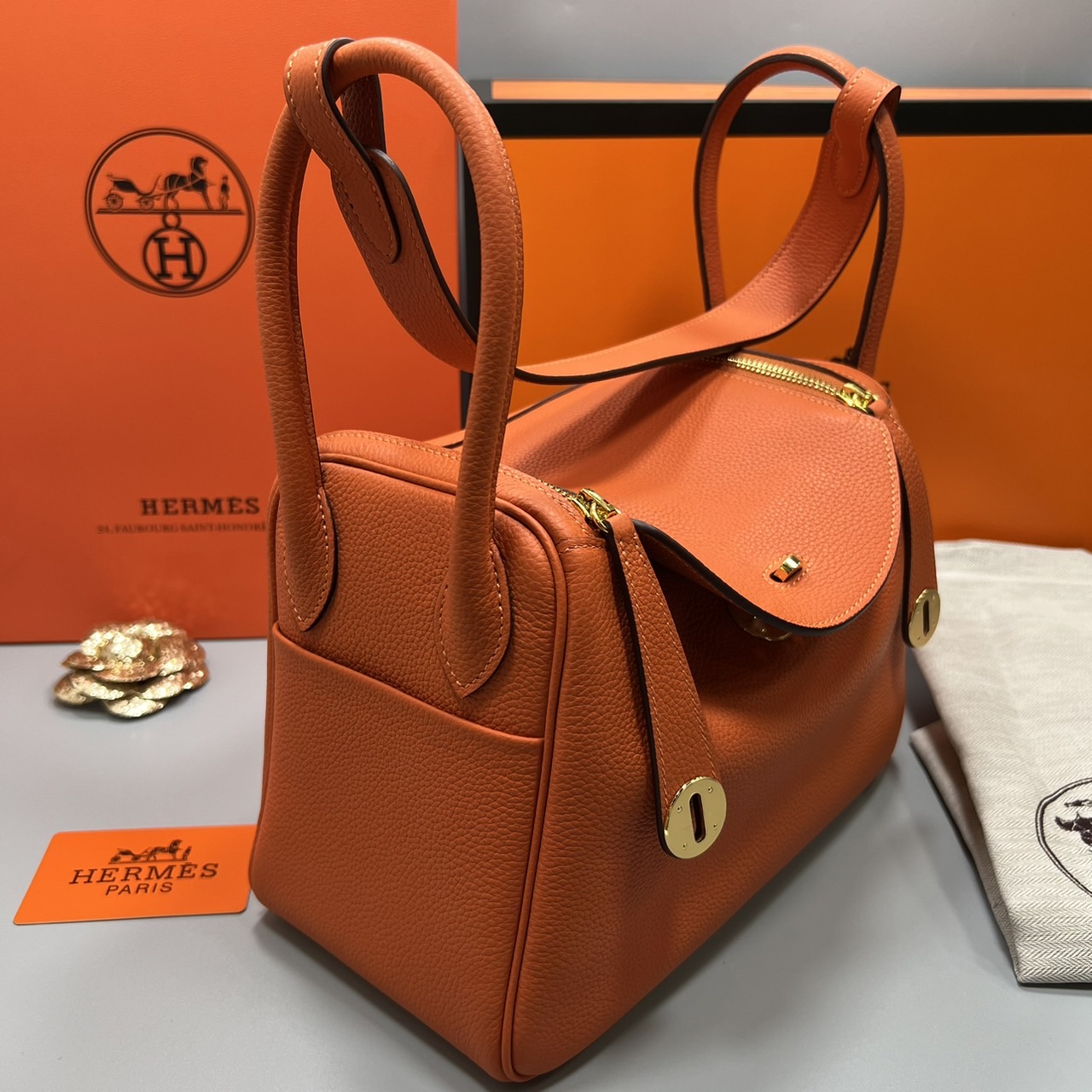พร้อมส่ง 15 สี HERMES Lindy 26 bag กระเป๋าทรงโท้ทหนังสวยอย่างดี เอกลักษณ์ของความเรียบหรูไฮคลาสอย่างสมบูรณ์แบบ เกรดออริ สลับแท้ งานสวยตามรูป ใช้งานต่างประเทศได้