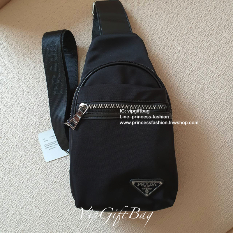มาใหม่อีกหนึ่งรุ่น Prada เหมาะกับท่านชาย กับกระเป๋าคาดอก ทรงสวย ทรงฮิต วัสดุผ้า NYLON คุณภาพดี กันน้ำ100% ใส่ของได้หลากหลาย ตัวกระเป๋าอะไหล่สีเงิน มาพร้อมซิปด้านหน้ากระเป๋า ใส่ของได้หลากหลาย เพิ่มลุคเท่ในวันชิลๆให้กับคุ ผู้ชายที่สุด จะซื้อใช้เองหรือเป็นขอ