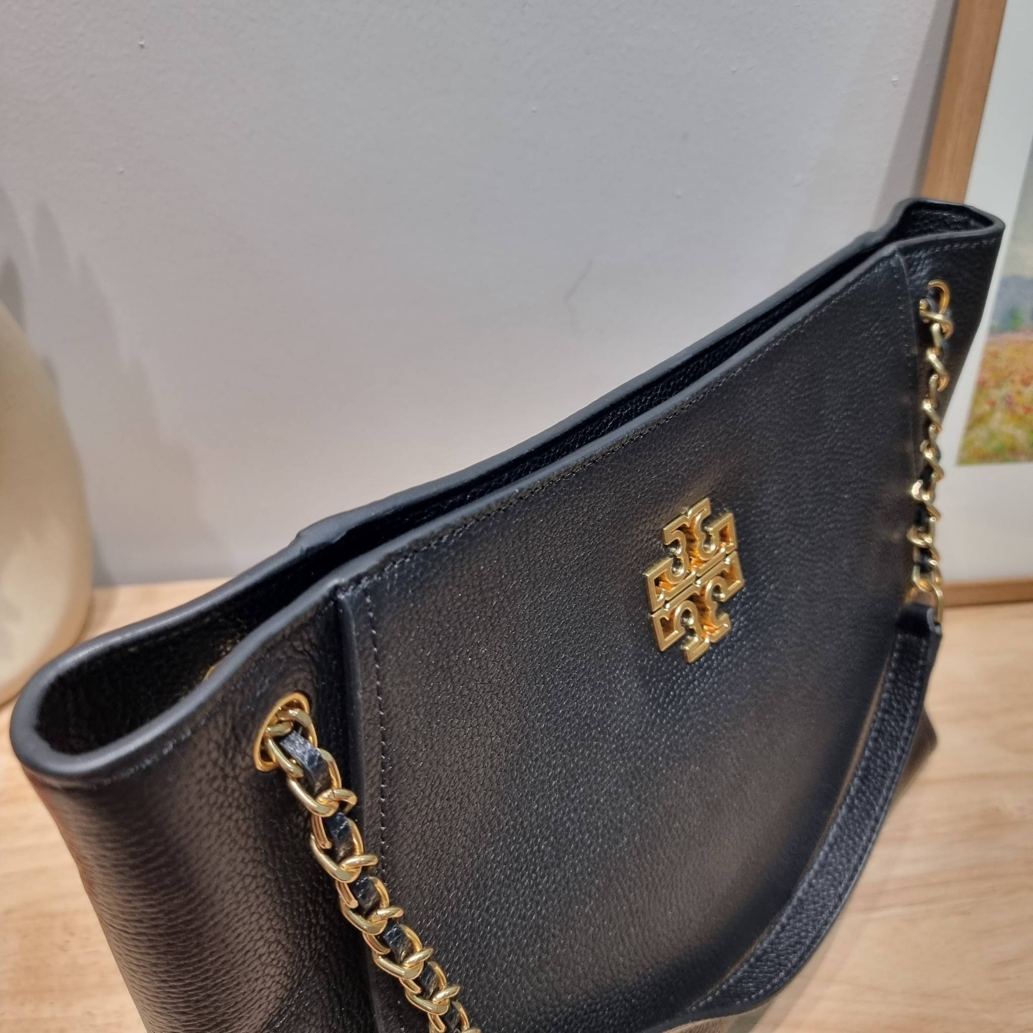 TORY BURCH BRITTEN SMALL SLOUCHY TOTE / TORY TOTE BAG / TORY BAG พร้อมส่ง กระเป๋าสะพายตัวแม่ รุ่น top ที่สวยดูแพง ใช้งานสะดวกมาก ดีไซน์ออกมาได้เรียบหรู