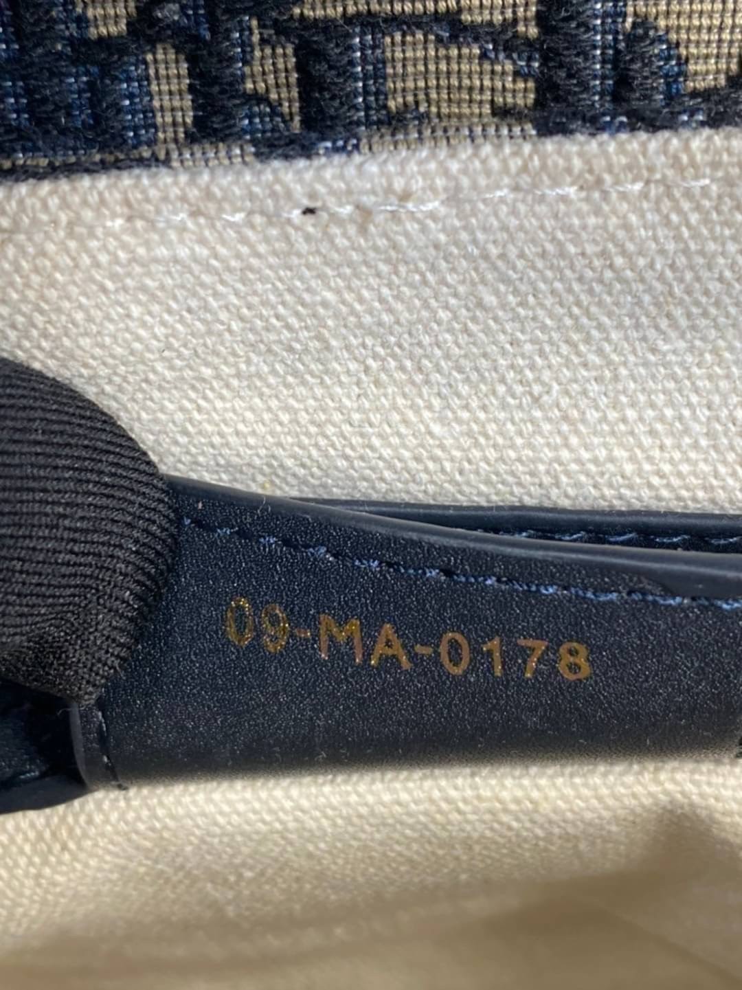 หนังแท้ DIOR SADDLE BAG Oblique Embroidery / Dior saddle with strap กระเป๋ารุ่นยอดนิยมตามแบบฉบับแบรนด์ งานทอลายคมชัด ใช้งานได้ 2 แบบ สะพายยาว CROSSBODY และสายสั้นถือได้เก๋ๆ ลุคนี้คูลสุดๆ เลยค่าา ภาพถ่ายจากสินค้าจริง! สวยมาก พร้อมส่งที่ไทยราคาสุดคุ้ม สาวๆ 