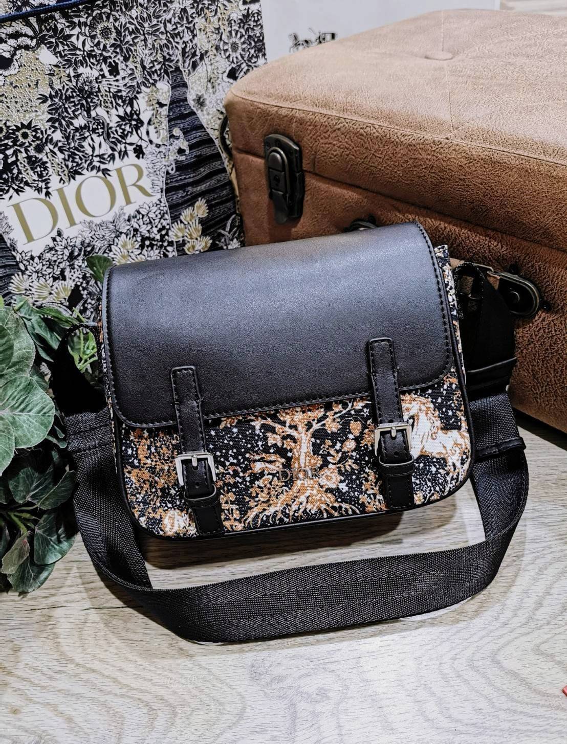 CHRISTIAN DIOR MESSENGER BAG GIFT WITH PURCHASE (GWP) พรีเมี่ยมกิ้ฟรุ่น Limited จาก DIOR DUTYFREE COUNTER ดีไซน์ทรงสี่เหลี่ยมขึ้นลาย Dior สวยหรูดูดีโดดเด่นเป็นเอกลักษณ์ เปิดปิดด้วยฝาปิดกระดุมแม่เหล็ก ภายในโล่งมีโลโก้และช่องซิปใส่มือถือ กระเป๋าสตางค์ยาว ขอ