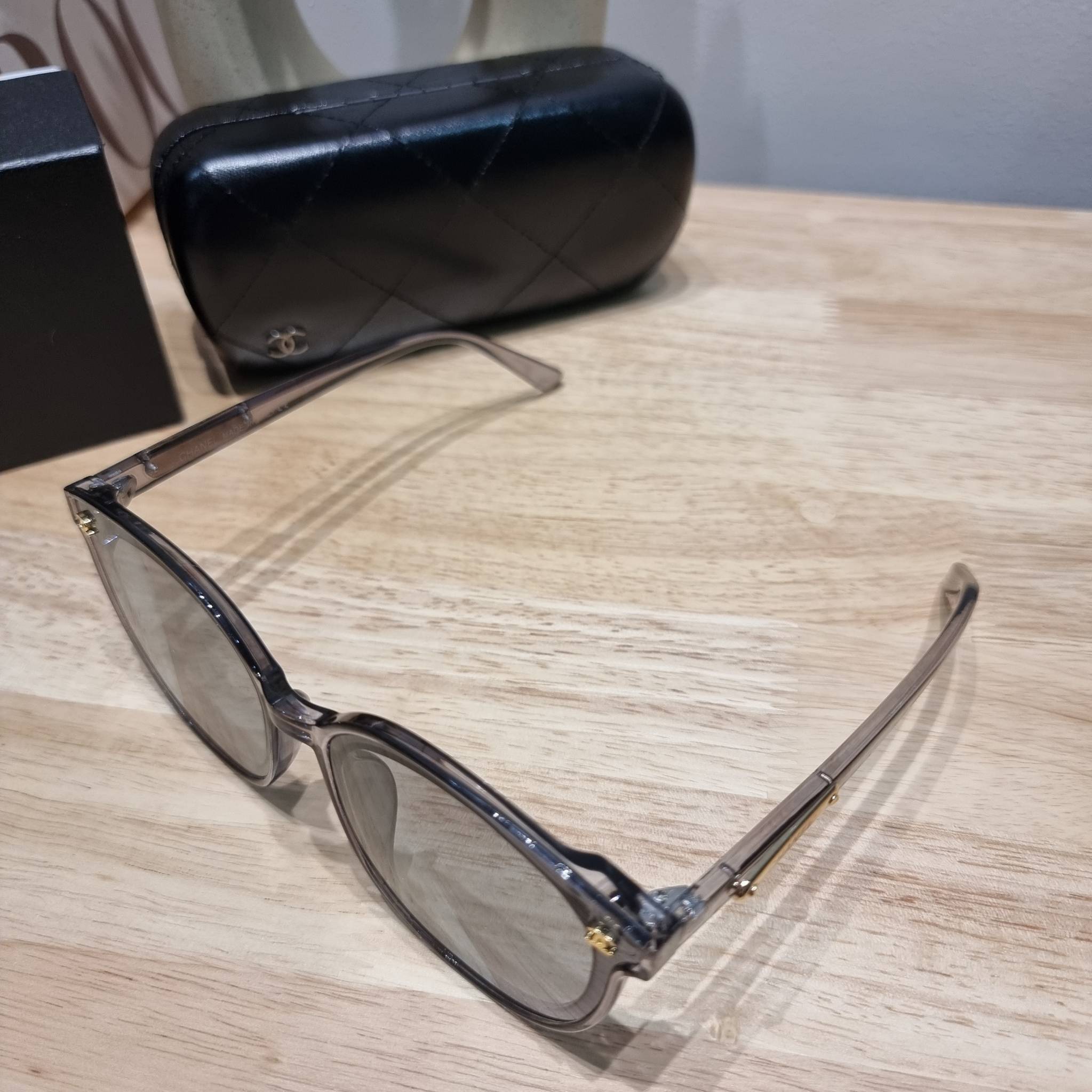 Chanel eye-glasses UV protection gift Box set สุดคุ้ม มาพร้อมอุปกรณ์ครบเซ็ท ดีไซน์ชิคมากแม่!! รับรองไม่ซ้ำใคร ใส่เสริมโหงวเฮ้ง ดูผู้ดี มีพกติดตัวไว้ไม่ตกเทรนด์ ใช้ได้ทุกโอกาส ทุกสถานการณ์ ใส่ที่บ้านถนอมสายตา