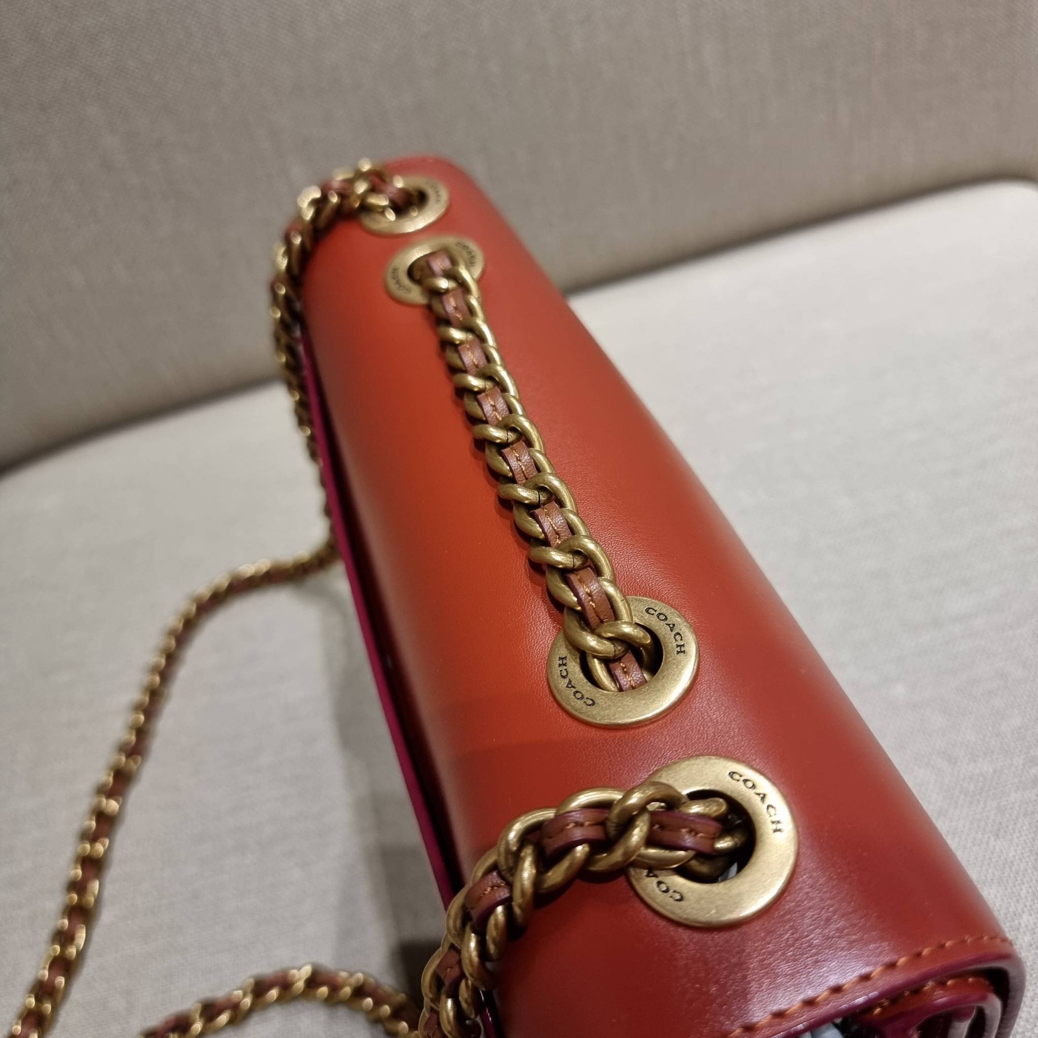 COACH C0827 MADISON SHOULDER BAG IN SIGNATURE CANVAS กระเป๋าสะพายข้าง รุ่นยอดฮิต ไซส์ใหญ่จุใจ ดีไซน์สวย โดดเด่นด้วยตัวล็อครูปดอกไม้ ตกแต่งตัดกันกับลายซีอย่างลงตัว วัสดุหนังแท้สลับหนังแคนวาสเคลือบลาย ภายในแบ่งสัดส่วนให้อย่างดี มาพร้อมสายสะพายในตัว ปรับใช้ไ