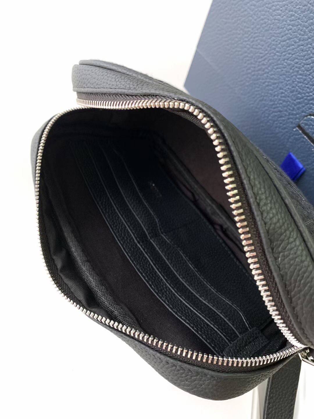 DIOR TOILETRY BAG Oblique Jacquard / Dior Toiletry Handbag พร้อมส่ง กระเป๋าถือมีสายคล้องมือ สวยหรูหราเป็นเอกลักษณ์แบรนด์ **สินค้าเกรดท็อปออริจินอล 1:1 สลับแท้ เกรดดีสุด ใช้งานต่างประเทศได้